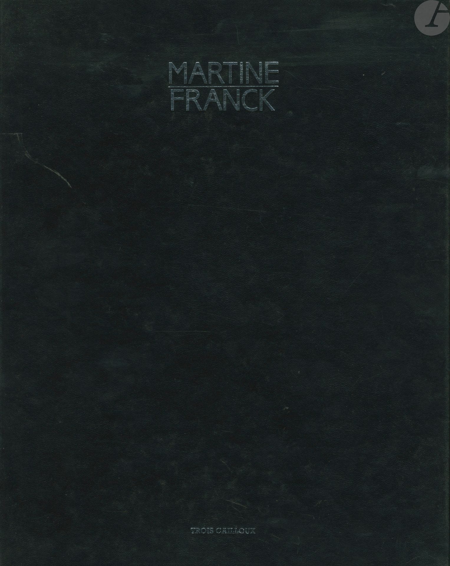 FRANCK, MARTINE (1938-2012) [Signed] 
BONNEFOY, YVES
Martine Franck, Portraits. 
Éditions des Trois Cailloux, 1988. Portfolio 31 x 23 cm, tiré à 720 exemplaires numérotés et signés par Martine Franck. Texte introductif de Yves Bonnefoy (signé). 18 planches photographiques par Martine Franck. Portefeuille par ailleurs dédicacé et signé par Martine Franck "à Patrick". Etui noir de l'éditeur titré en lettres argentées.
