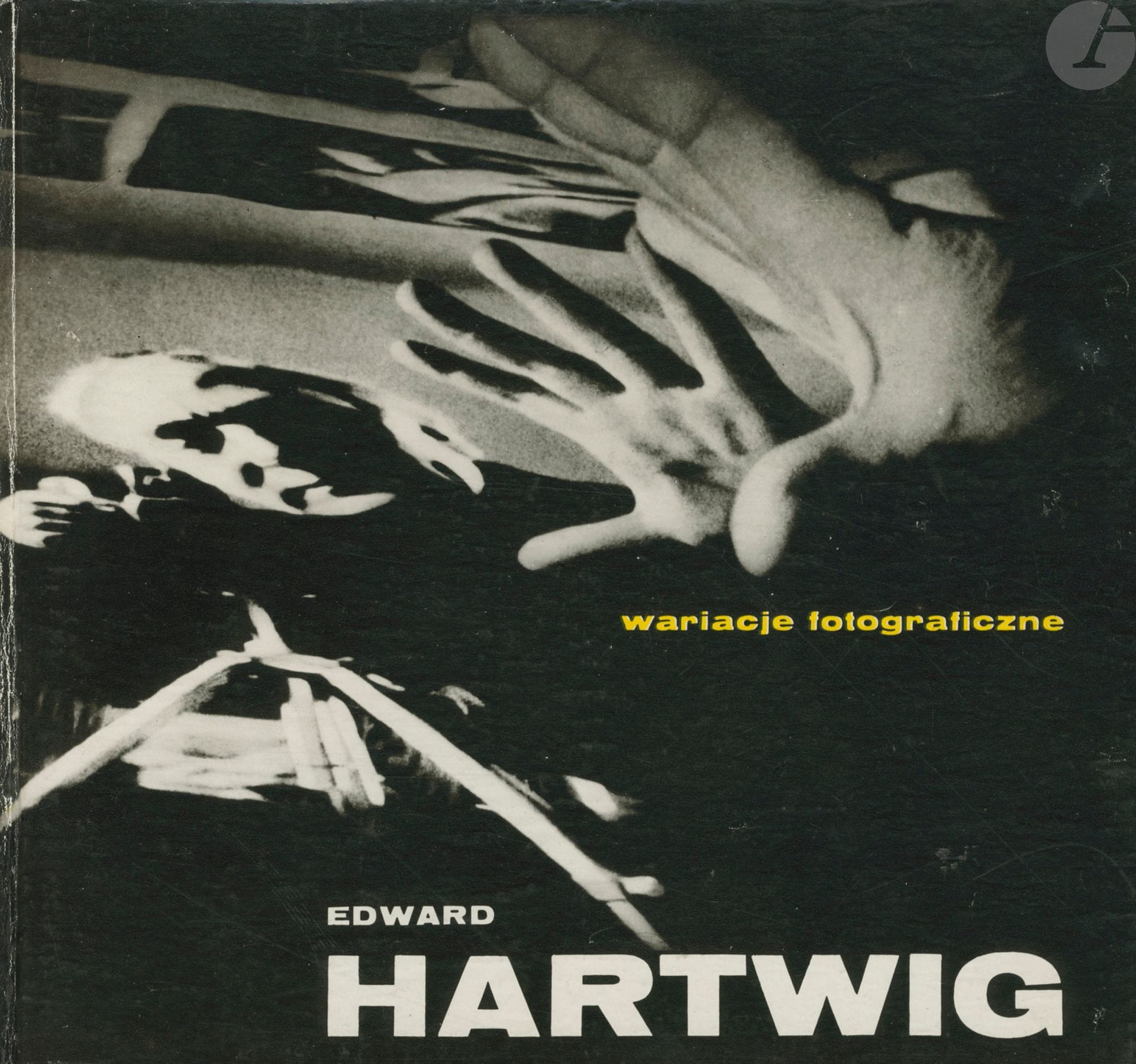 HARTWIG, EDWARD (1909-2003)
Wariacje fotograficzne.
Krajowa Agencja Wydawnicza, Warszawa, 1978.
In-4 (26 x 27 cm). Édition originale. 112 photographies. Texte bilingue anglais-polonais. Cartonnage illustré.