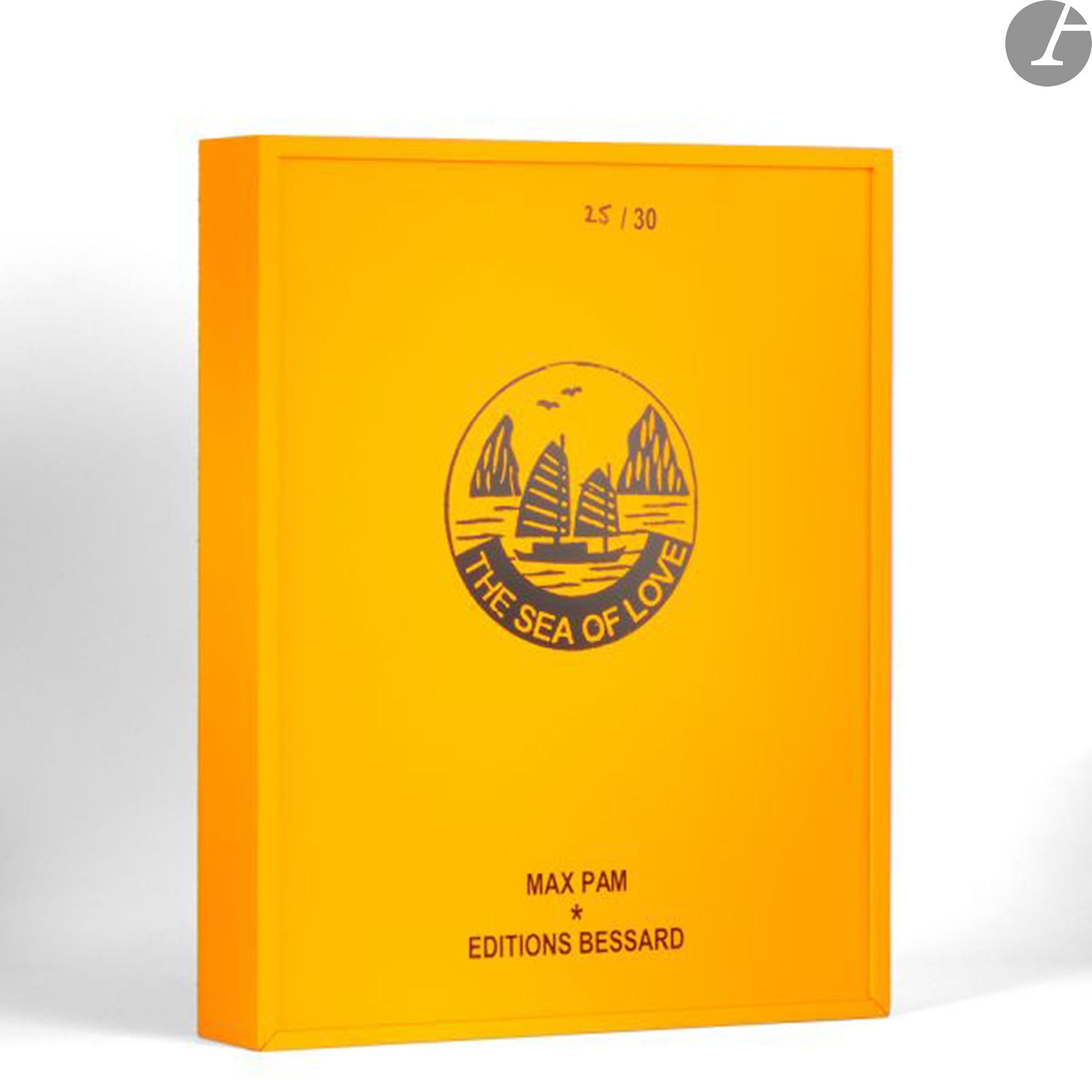 [Un livre - Une (des) photographie(s)]
PAM, MAX (1949) [Signed]
The sea of love.
Éditions Bessard, Paris, 2019.
Grand in-4 (30 x 22 cm). Édition originale sous jaquette illustrée et rhodoïd, accompagnée de son coffret d’éditeur en bois orange, à couvercle coulissant. L’ouvrage est tiré à 1000 exemplaires + 60 Artist Editions (2 x 30 ex.). Numérotation à 30 ex. à l’encre sur le couvercle. Cet exemplaire fait partie des Artist Editions, accompagné de deux épreuves, l’une argentique  et l’autre pigmentaire, signées, titrées, datées et tamponnées par le photographe dans les marges inférieures. La première est inserrée dans une enveloppe et la seconde est glissée dans un étui contrecollé en 3e de couverture.
Formats des épreuves : 12,6 x 19 et 25,5 x 32,5 cm