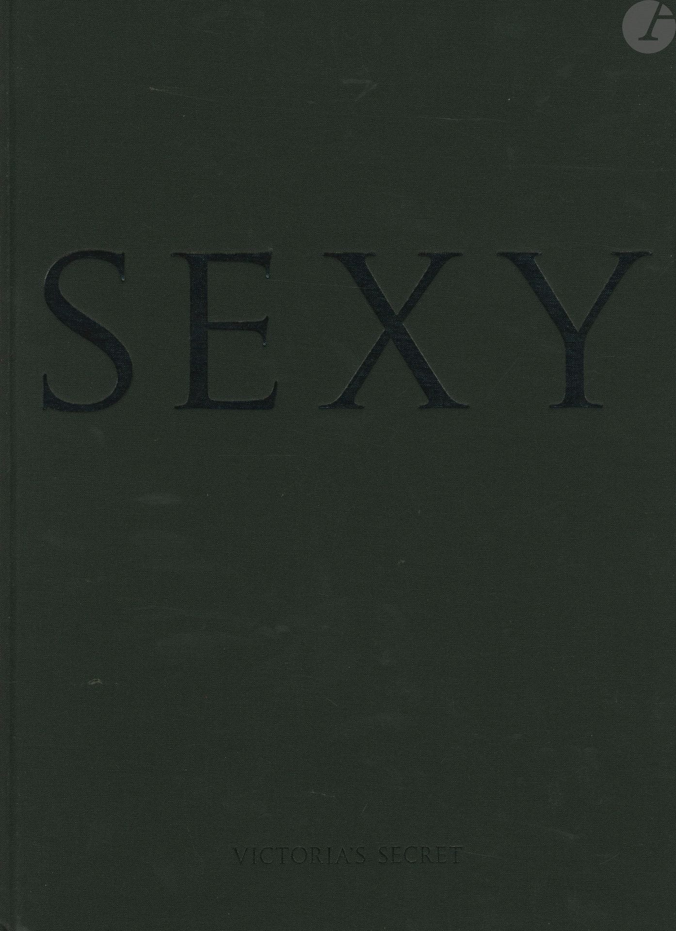 ISSERMANN, DOMINIQUE (1947)
Victoria's Secret Sexy.
Gisele Bundchen, Laetitia Casta, Heidi Klum, Adriana Lima, Oluchi Onweagba, Daniela Pestova, as photographed by Dominique Issermann.
Victoria's Secret, 2002.
In-4 (37 x 26 cm). Édition originale. 28 photographies à pleine ou double page, somptueusement reproduites en noir et blanc. Reliure en tissu noir, avec titre embossé, sous coffret en tissu noir avec lacets de fermeture.