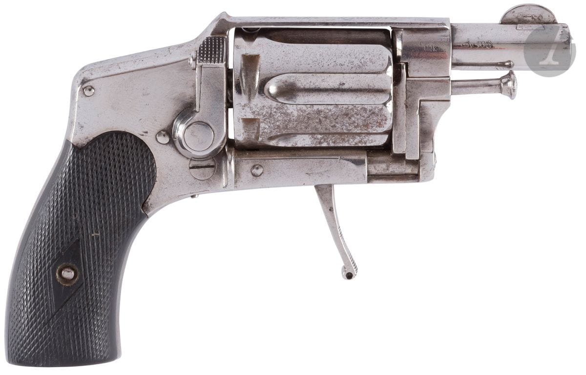 Revolver de poche dit Bulldog hammerless, six coups, calibre 6 mm, à percussion annulaire.
Canon rond. Carcasse fermée. Barillet évidé. Détente rentrante. Plaquettes de crosse en ébène quadrillé.
B.E. Vers 1880-1900.