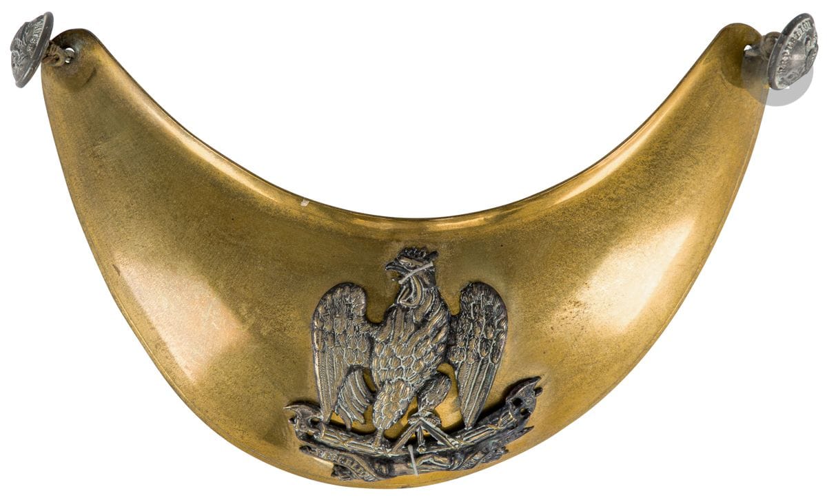 Hausse-col d’officier de la garde nationale. 
En laiton. Motif en cuivre argenté au coq (à refixer). Boutons demi-grelot en laiton, d’uniforme de la garde nationale. 
IIe République.