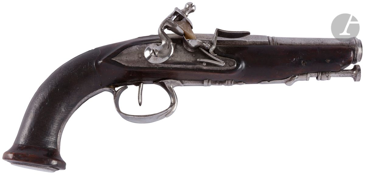 Petit pistolet à silex d’officier. 
Canon rond, tulipé à la bouche, à pans au tonnerre, gravé « CN Tordu ». Platine et chien col de cygne à corps rond, garnitures en fer découpé et ciselé, crosse en noyer en partie quadrillée. Baguette en fer.
Longueur totale : 24 cm
E.M. (trous d’insectes et réparation à la crosse).
Vers 1780-1800.