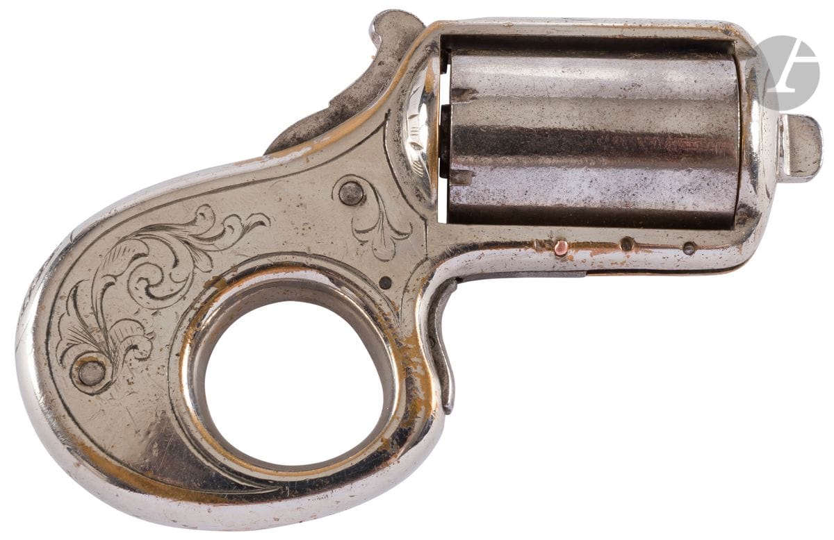Revolver coup de poing My Friend, six coups, calibre 22 annulaire.
Carcasse gravée. Finition nickelée.
B.E. Vers 1865-1870 (manque levier de dégagement).