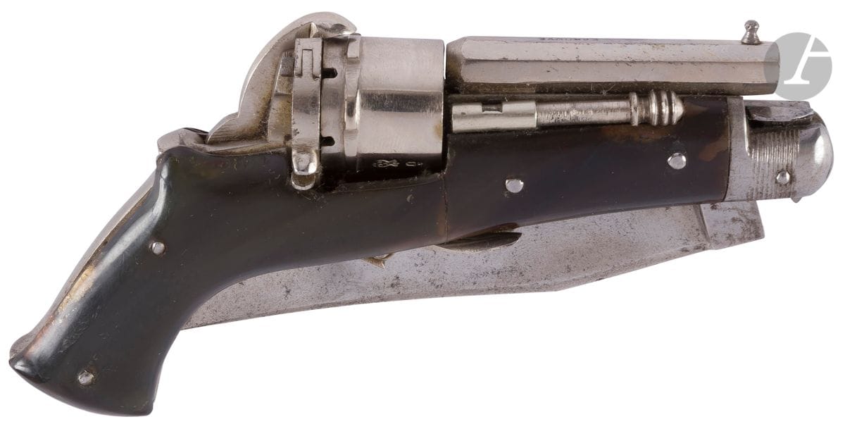 Revolver couteau à cran d’arrêt « SB », six coups, calibre 5,5 mm à broche. 
Canon à pans marqué « Eprouvé ». Chien sans crête. Baguette en fer. Détente pliante. Lame à dos et contre tranchant. Plaquettes de crosse en corne.
B.E. Vers 1870-1880.

S.B. : Sigaud Barnerias, actif entre 1890 et 1920.