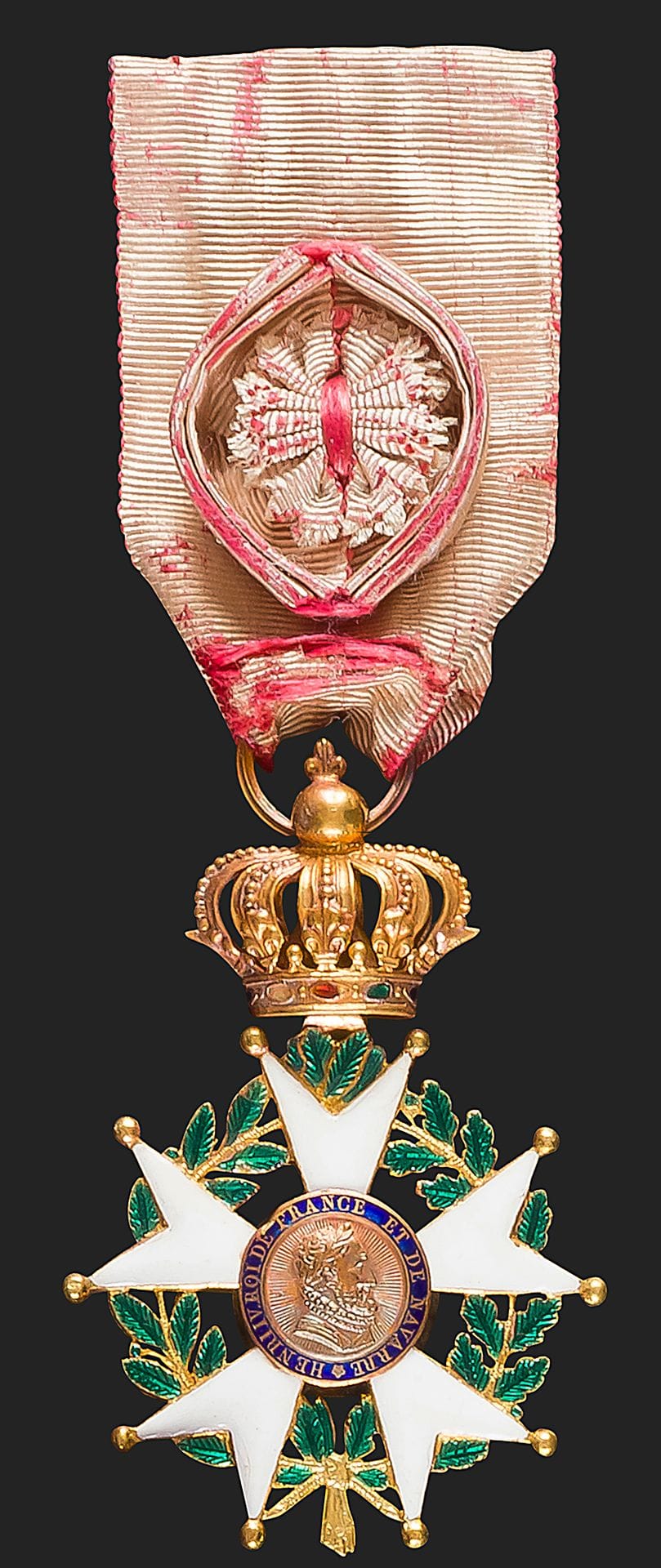 FRANCE 
ORDRE DE LA LÉGION D’HONNEUR 
Étoile d’officier d’époque Restauration, modifiée Monarchie de Juillet. 
En or et émail (petits éclats à la légende). Ruban insolé à rosette ovoïde. Anneau cannelé. 
Poinçon tête de bélier. 
60 x 41 mm - Poids brut : 16 g
T.B. à T.T.B.
