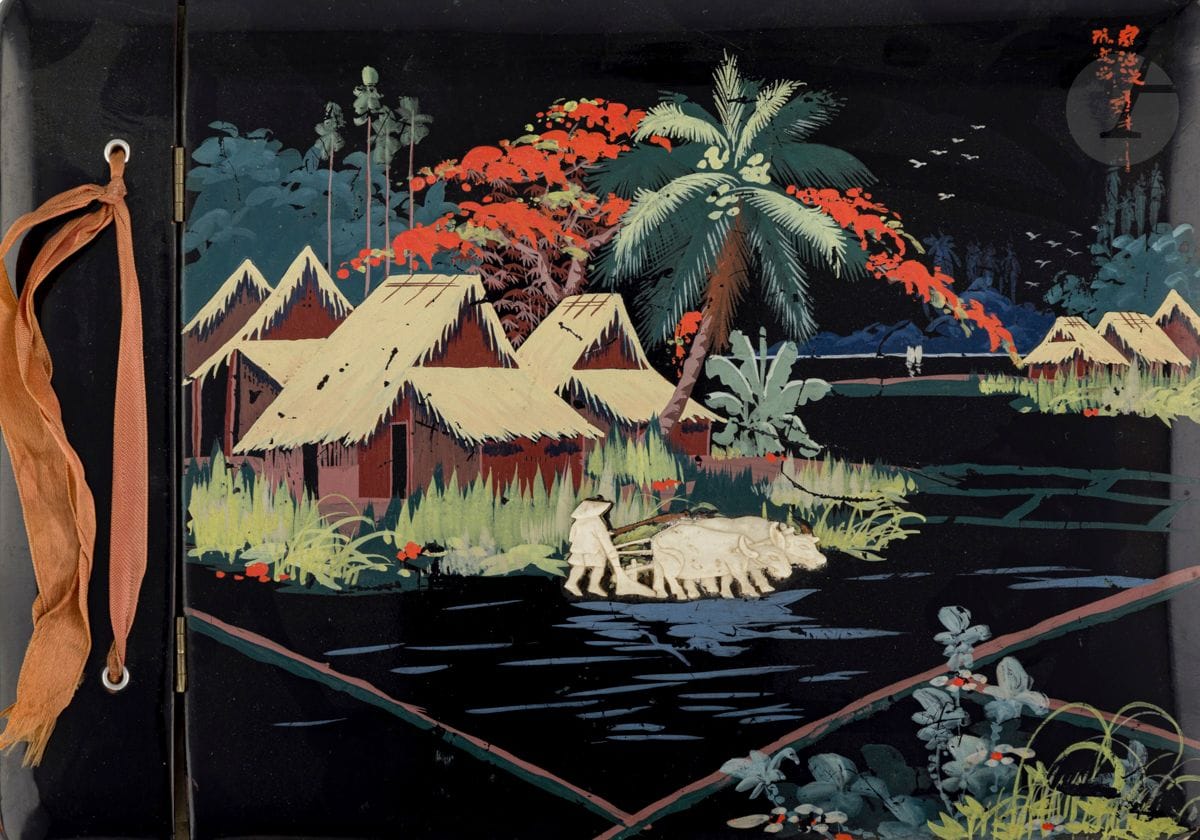 Album photographique d’un soldat français en Indochine (1952)
9 photographies de soldats et officiers en Indochine, une datée du 28 juin 1952. Une page avec dédicaces, dont une du sous-Lieutenant MAUQUI. 
Reliure laquée et peinte d’un décor indochinois avec motif d’un paysan et sa charrue en os sculpté. Étiquette du photographe KIM SON CAP ST JACQUES. 
22 x 32 cm
A.B.E.