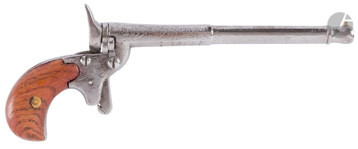 Pistolet dit de cycliste, calibre 6 mm, à long canon tulipé à la bouche, à pans au tonnerre, extracteur. 
Détente éperon. Plaquettes de crosse en noyer.
Dans l’état. Vers 1900. Poli blanc (piqûres uniformes).