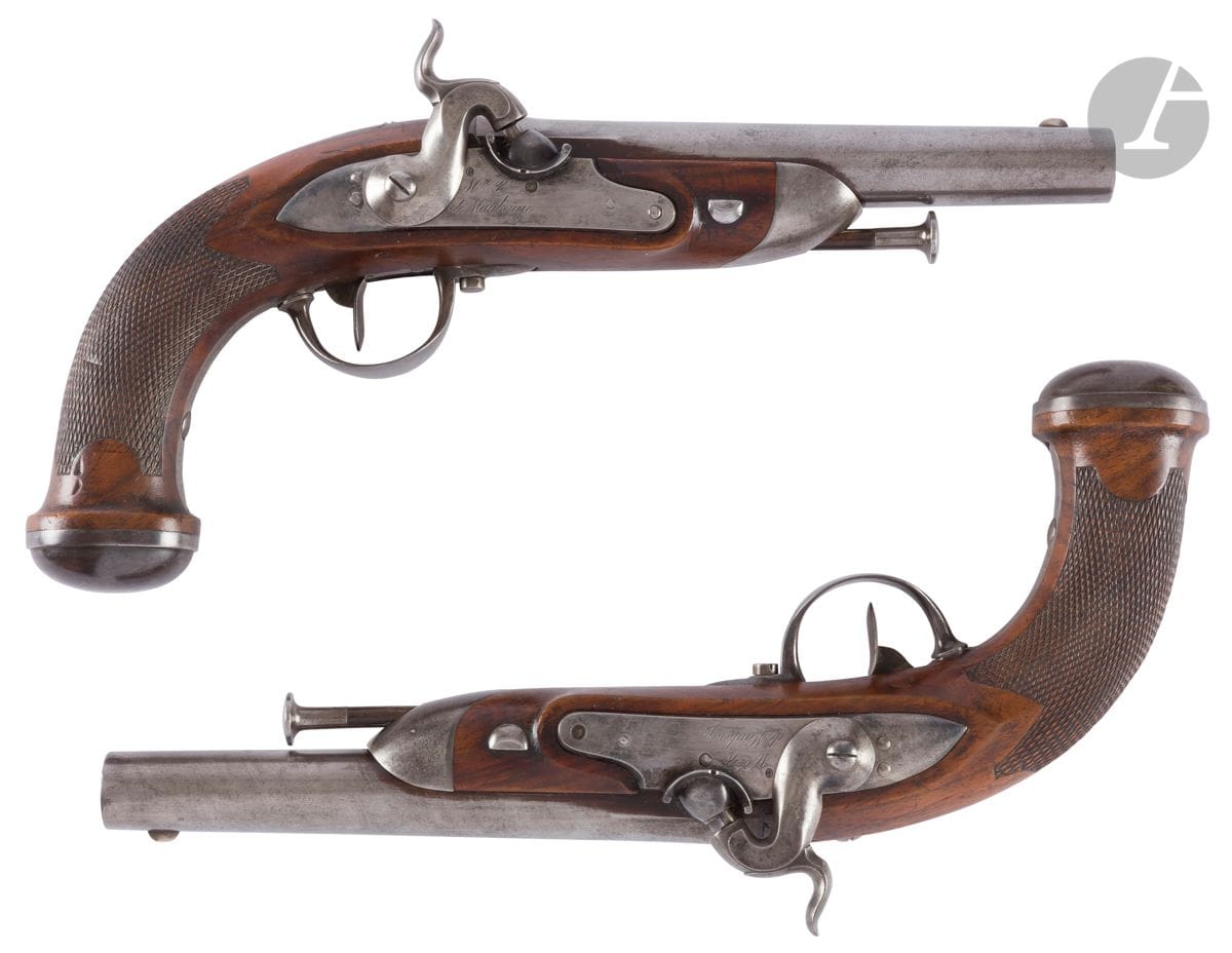 Rare paire de pistolets de gendarmerie, du type 1822, à silex, transformé à percussion. 
Toutes garnitures en fer.
Canons ronds lisses, à pans aux tonnerres. Platines à corps plat signées « Mre Rle de Maubeuge ». Chiens à corps rondss et méplats.
Garnitures en fer. Pommeau ovale en fer. 
Crosses en noyer finement quadrillé. Baguettes en fanon à embouts fer.
Longueur : 28 cm
T.B.E