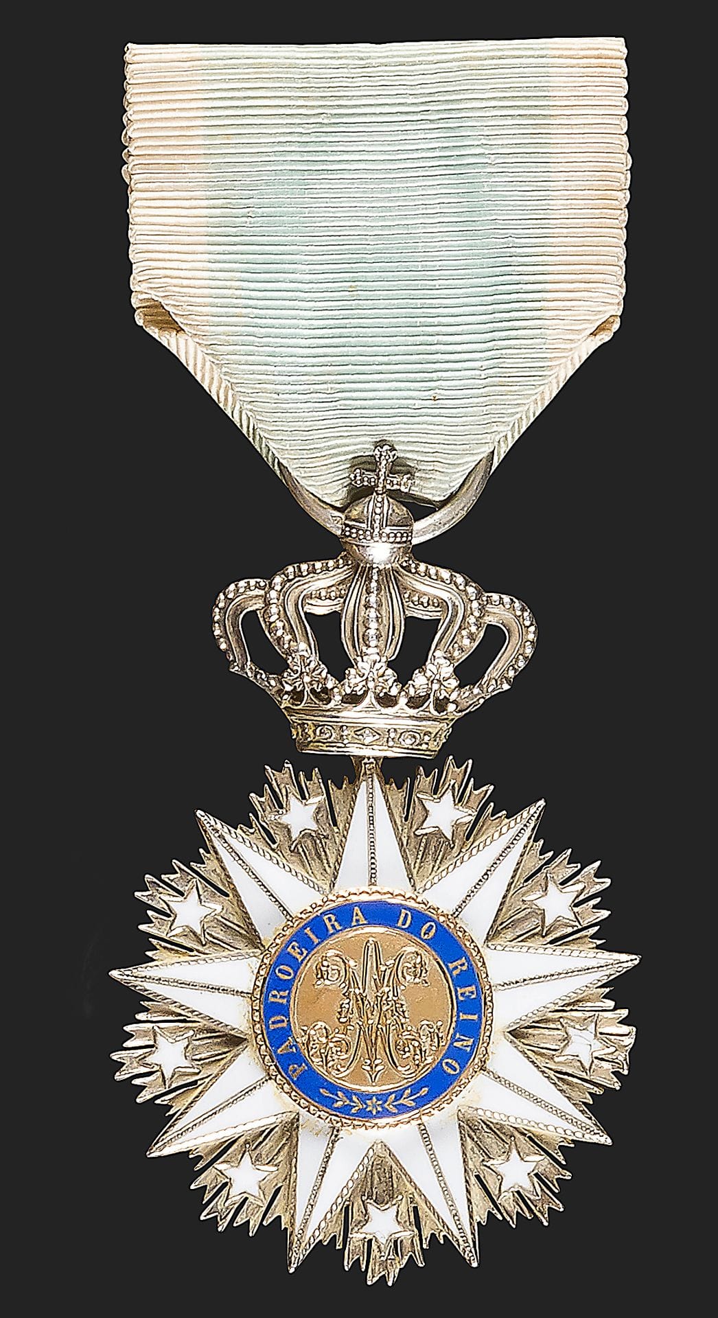 PORTUGAL
ORDRE DE VILA VICOSA 
Belle étoile de chevalier de fabrication française. 
En argent, centres en or, et émail. Poinçon au cygne et au hibou. Poinçon d’orfèvre « CP » (probablement de Pinchon). 
59 x 41 mm - Poids brut : 19,4 g
Dans un écrin signé de la Maison Pinchon. 
T.T.B.