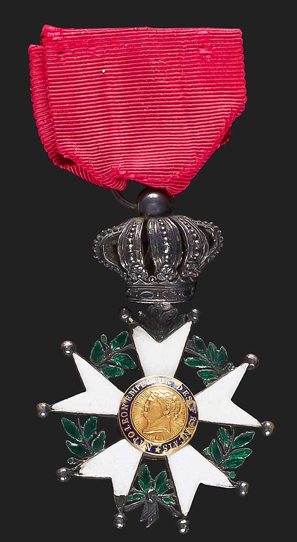 FRANCE 
ORDRE DE LA LÉGION D’HONNEUR
Étoile de chevalier, d’époque IIe République, modifiée Présidence. 
En argent, or et émail (éclats). Anneau cannelé. Ruban. 
67 x 44 mm - Poids brut : 22,7 g
B.