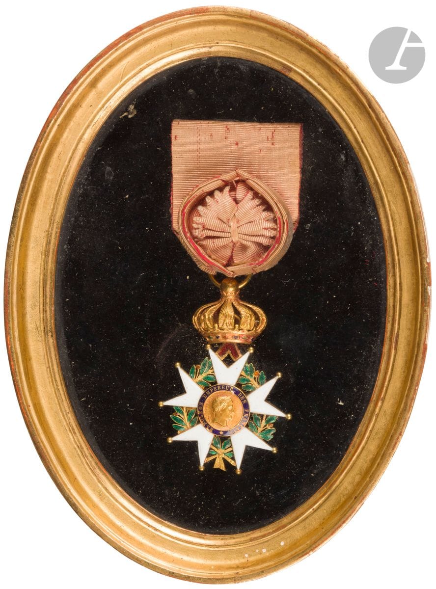 FRANCE 
ORDRE DE LA LÉGION D’HONNEUR 
Étoile d’officier d’époque Second Empire
En or et émail (petits éclats à la légende, cheveux). Ruban insolé à rosette ovoïde. Anneau cannelé. 
Poinçon tête d’aigle et trace de poinçon d’orfèvre (Ouizille Lemoine). 
56 x 40 mm - Poids brut : 30 g
Présentée encadrée, le ruban collé. 
T.B. à T.T.B.