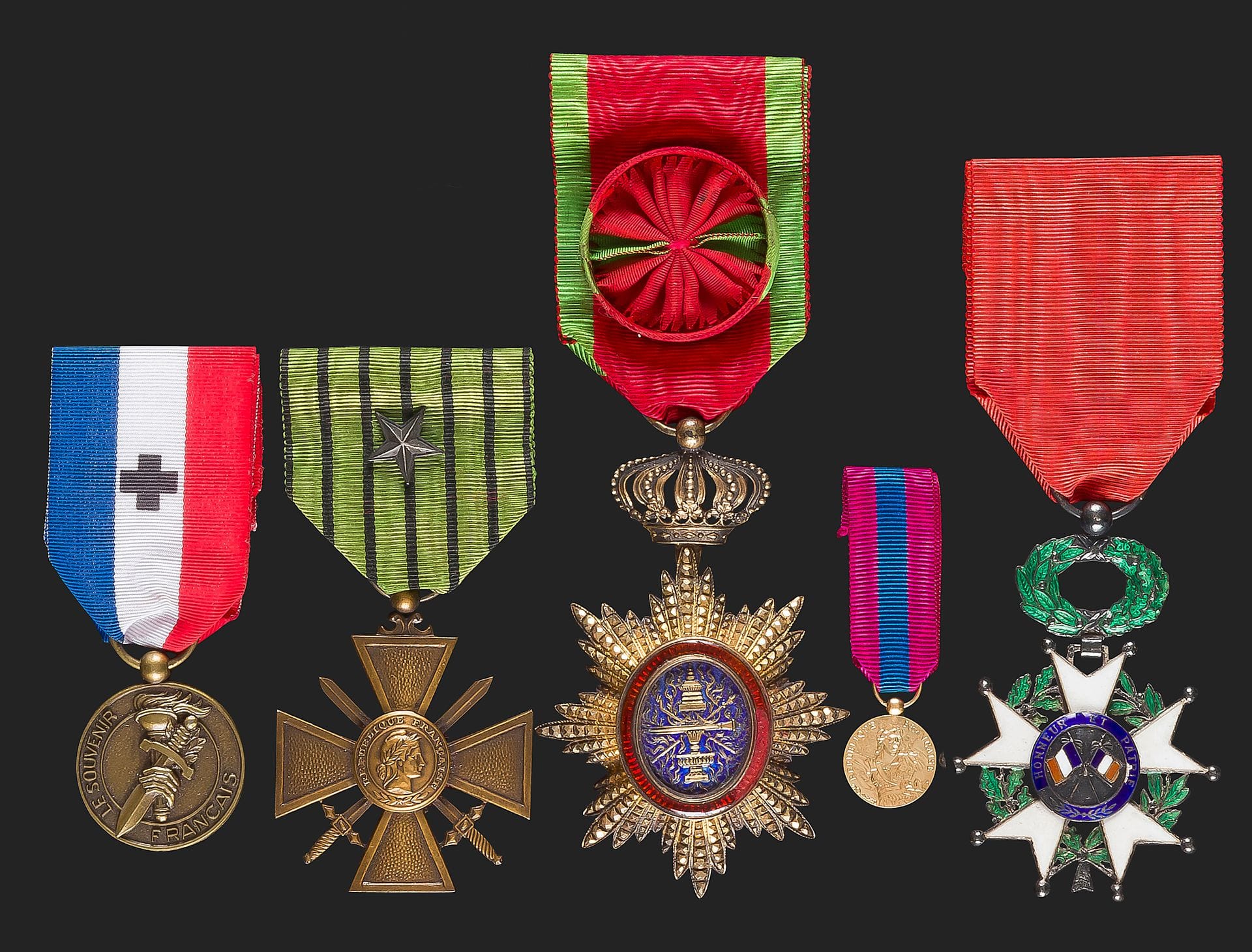 CAMBODGE – FRANCE 
Étoile d’officier de l’ordre royal du Cambodge. 
Vermeil et émail (restaurations). Poinçon d’export de la Maison Chobillon. 
Ruban. 
On y joint une médaille du souvenir français, attribuée, une miniature de la médaille de la défense nationale, une étoile de chevalier de la Légion d’honneur IIIe République, argent et émail (éclats) et une croix de guerre attribuée, modèle du Régime de Vichy. 
Poids brut : 25,7 g