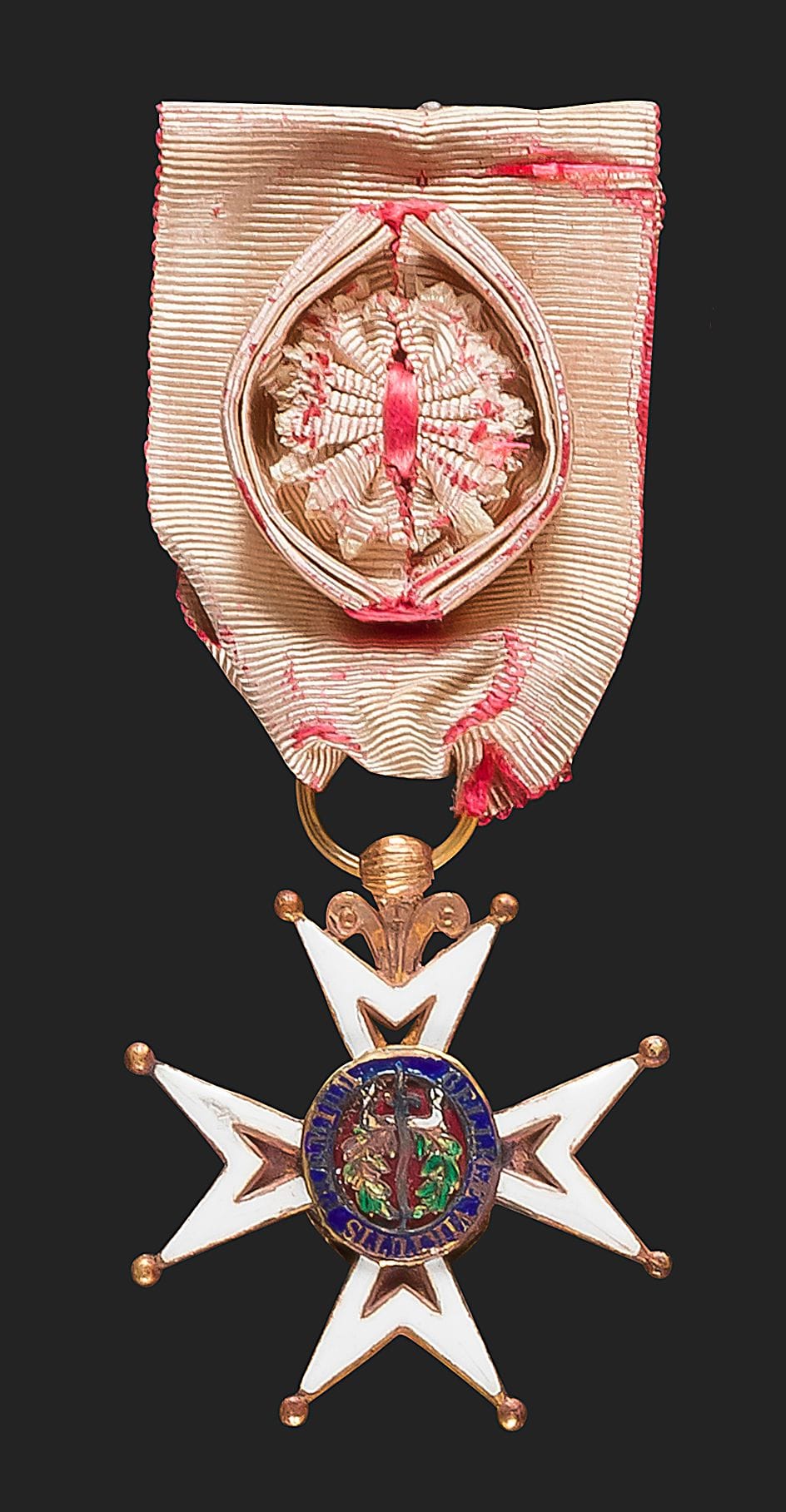 FRANCE 
ORDRE DE SAINT LOUIS 
Croix de chevalier d’époque Restauration, modifiée Monarchie de Juillet. 
En or et émail (un centre à l’envers). Anneau cannelé. Ruban ancien mais postérieur à rosette. 
40 mm - Poids brut : 10 g
B.