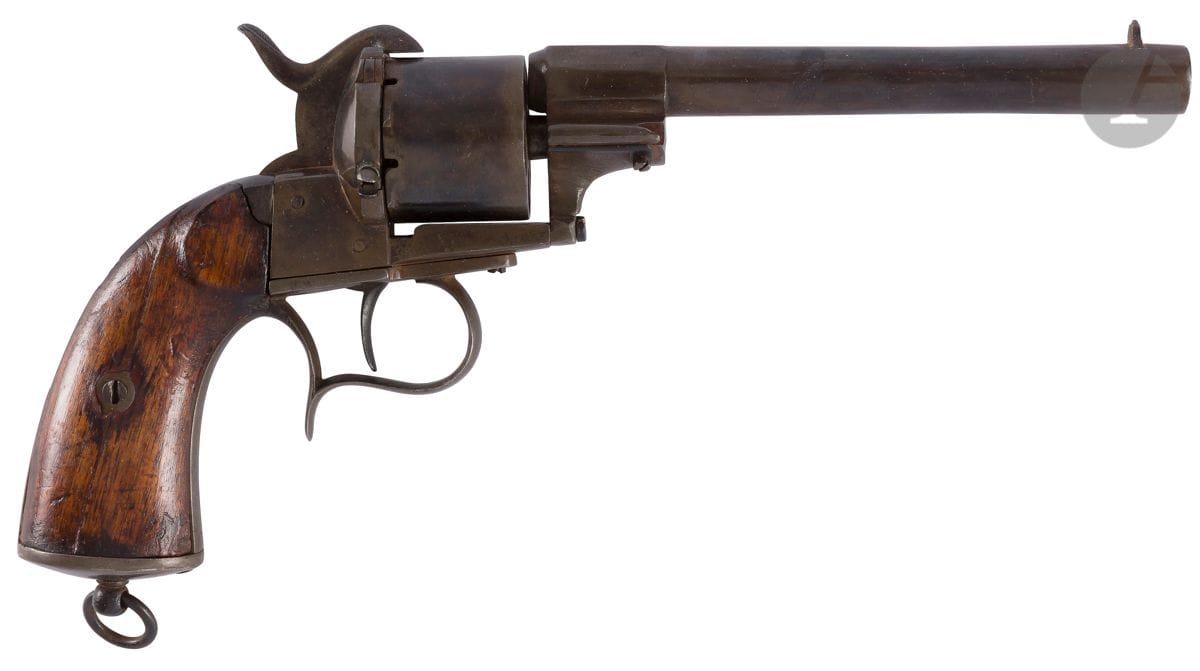 Revolver Lefaucheux modèle 1858 civil, six coups, calibre 12 mm, simple action. 
Canon rond, à pans au tonnerre de 16 cm, avec restes de poinçon Lefaucheux. Carcasse ouverte. Plaquettes de crosse en noyer. Calotte à anneau. Manque la baguette. 
Longueur : 29 cm
E.M. (Repoli, accident mécanique).
