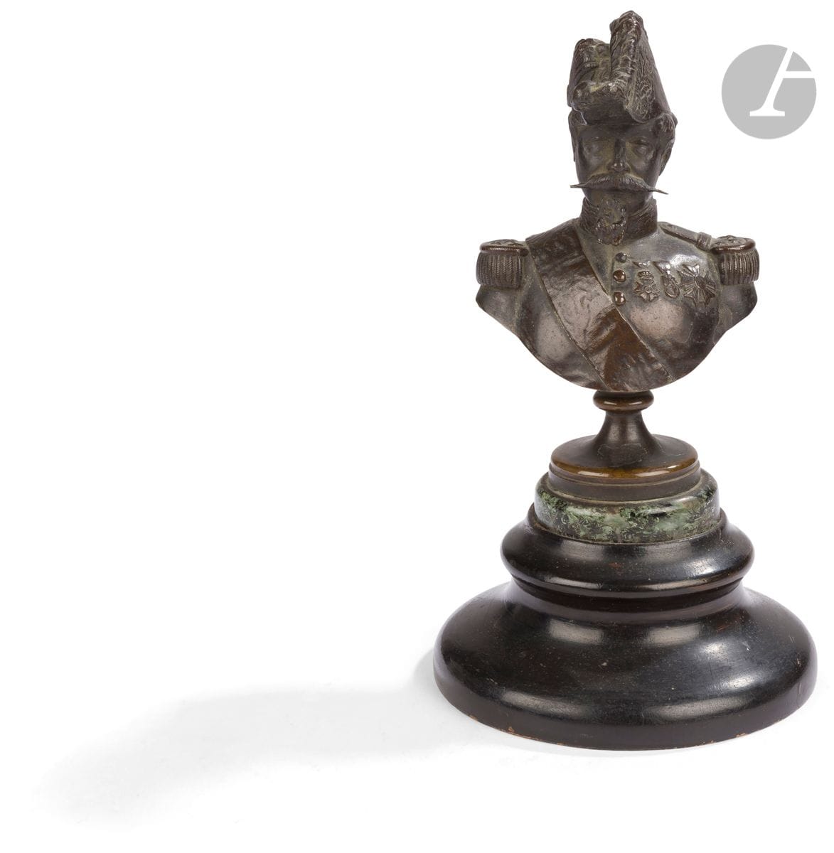 FREMIET d’après. 
L’Empereur Napoléon III en buste, portant son bicorne
Buste en bronze signé sur le dessous « E. FREMIET » sur socle en bois et marbre. 
Hauteur : 17 cm
B.E. 

Buste reprenant le sujet équestre de Frémiet.