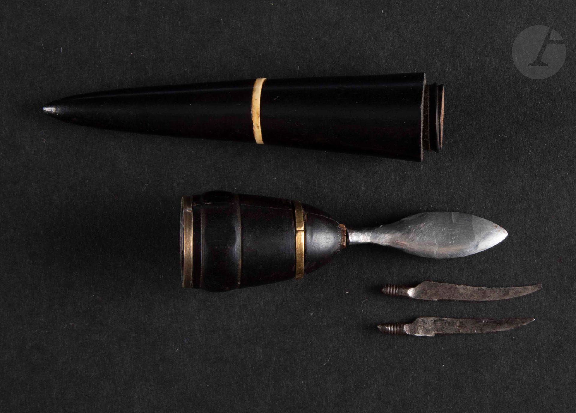 Nécessaire dit "taille-plume" en bois tourné, os et laiton, les lames en acier.

Longueur : 12,5 cm