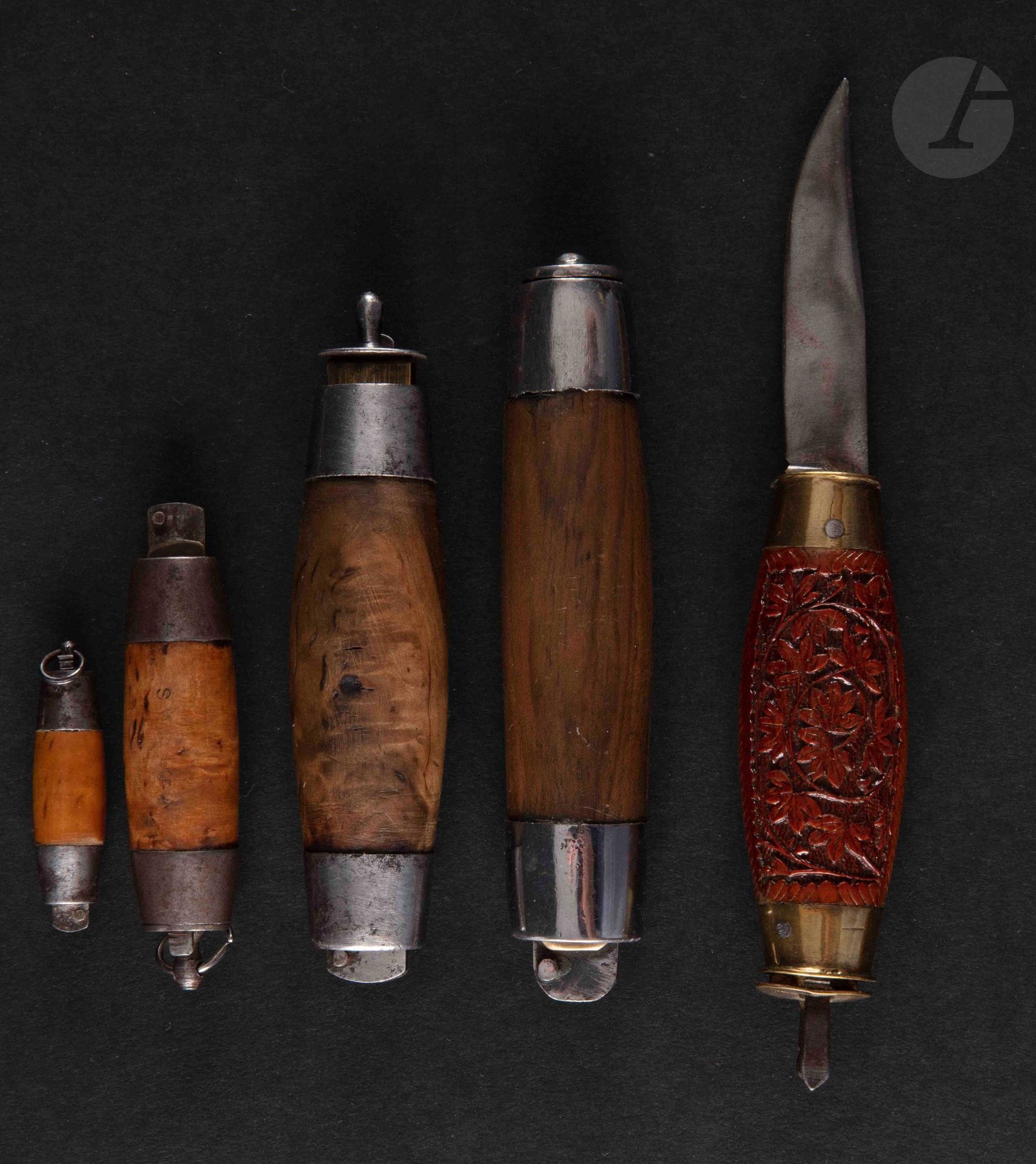 Cinq couteaux suédois de pêcheurs avec manche en bois , l'un sculpté.

Un marqué " P.HOLMBERG ESKILSTUNA SWEDEN ".

Longueurs : de 6 à 17,5 cm (ouverts)