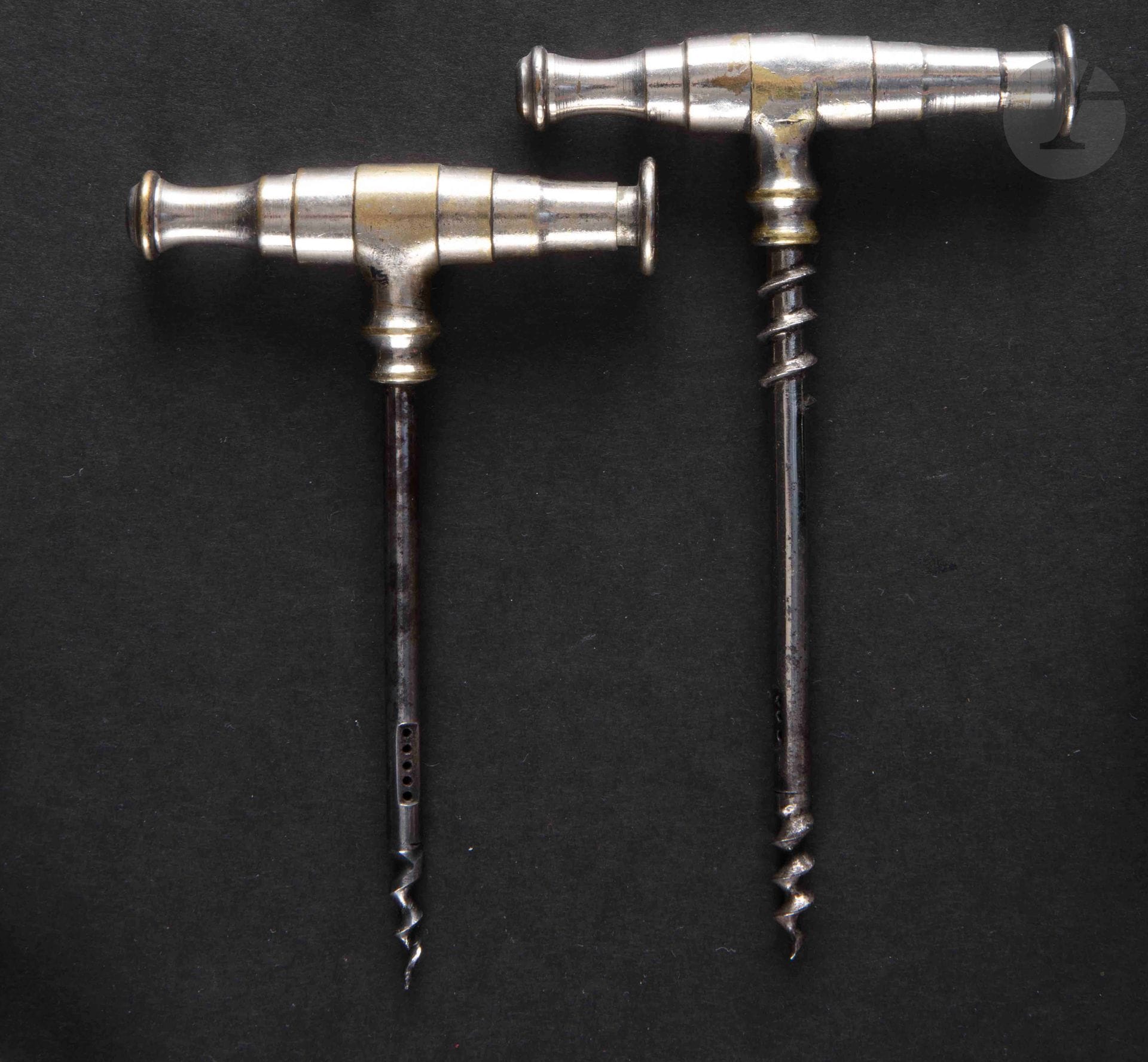 J. DEPAGNE

Deux siphons à champagne en métal nickelé (usures), le robinet à poussoir intégré à la poignée.

Marqués " J.DEPAGNE PARIS ".

Hauteurs : de 12 cm à 13,5 cm