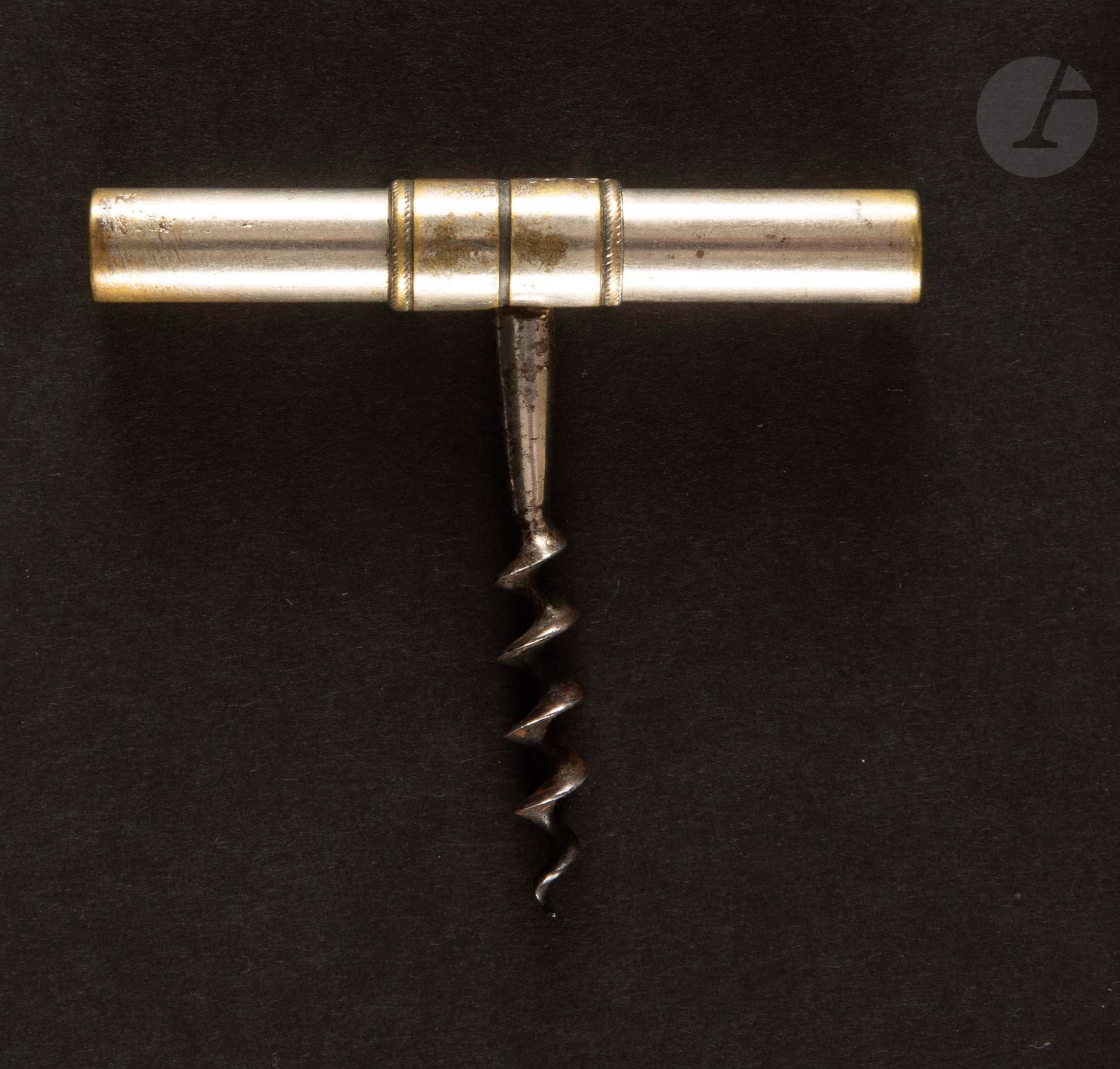 CRÉDOT

Folding corkscrew of pocket in nickel-plated metal, the handle unscrewing to arrange the worm.

Length : 7,5 cm approximately