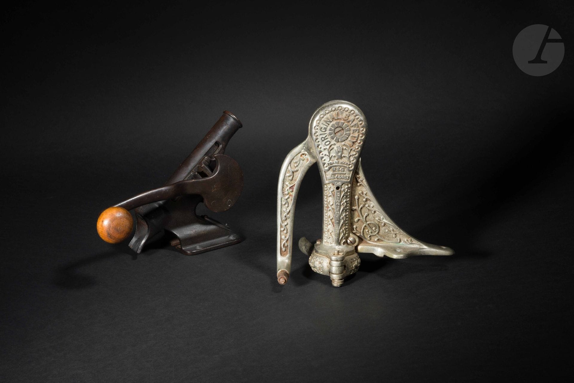 Deux tire-bouchons de comptoir à visser en fonte et fonte nickelée.

Marqués " E.J.E.A.B. ESKILSTUNA M26 " et " REG MADE IN ENGLAND ORIGINAL SAFETY ".

Accidents à l'un.

Hauteurs : 20 et 26 cm
