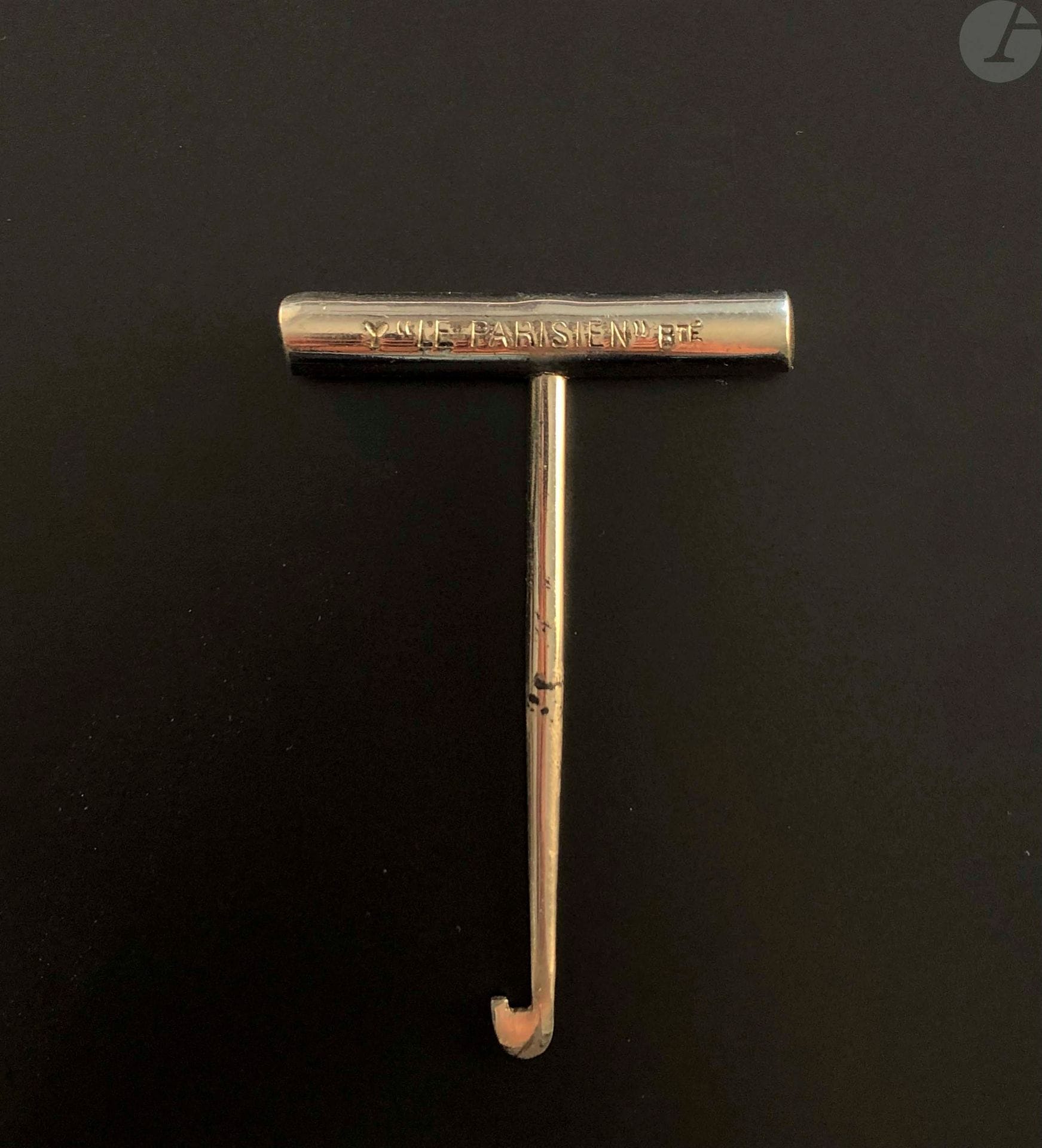 BOILEAU and ÉDOUARD YGOUNENC 

Nickel-plated metal corkscrew with hook.

Marked " Y LE PARISIEN BT ".

Patent of November 14, 1923.

Height: 9 cm