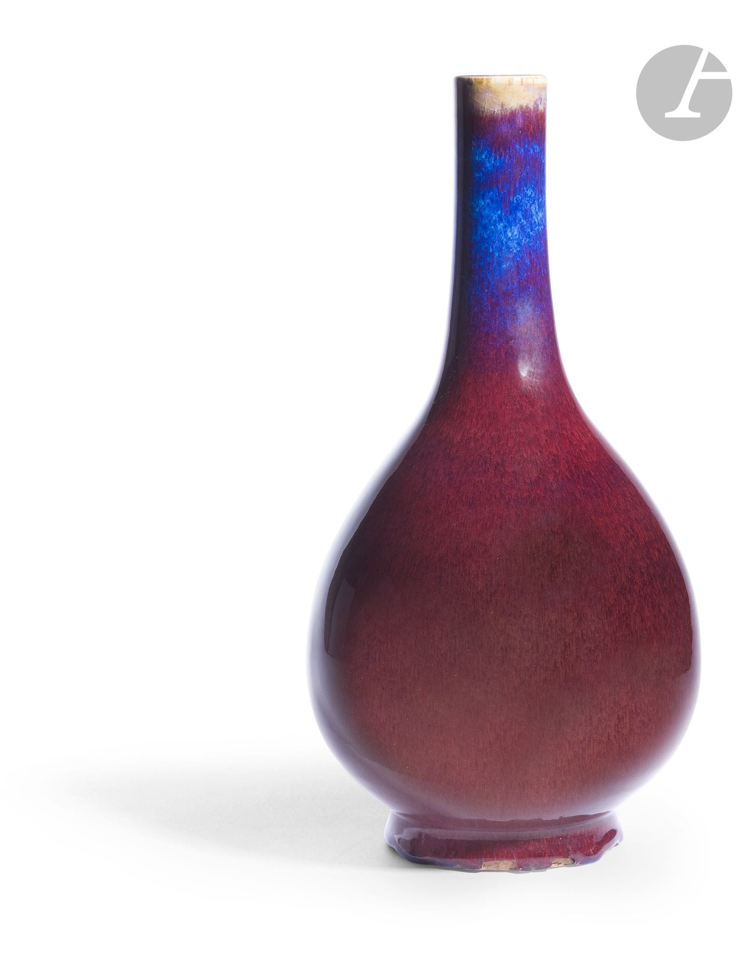 A long tubular thin neck porcelain bottle vase with a flamed red glaze, China, 19th centuryResting
on a short foot, the slightly cracked glaze of a beautiful deep red, the top of the neck shows celadon ochre-green tones and the neck a beautiful blue-lavender color also present around the foot. The cover has been slightly lapped around the heel. Apocryphal Qianlong six-character mark in blue underglaze at the base.
Height: 39 cm



十九世纪窑变釉瓷胆瓶款：大清乾隆年制





