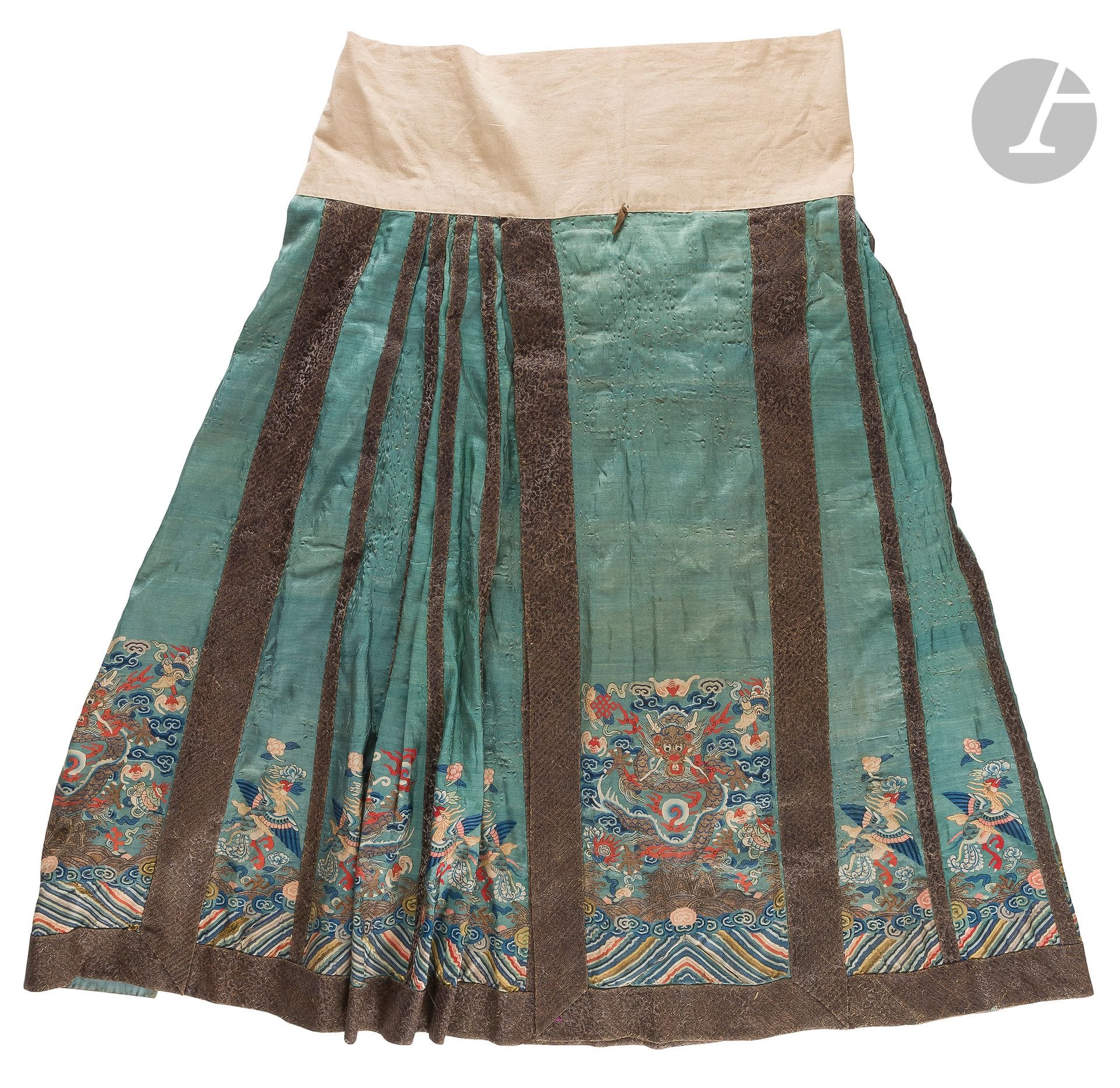 Women's quasi-official mǎmiànqún (马面裙) skirt made of kesi (缂丝) and embroidered satin with a green background, China, mid-19th centuryIt
is composed of two parts each with seven panels, five of which are pleated and sewn onto a flat belt of beige cotton and fastened around the waist with ties. Four flat panels are decorated with a five-clawed dragon above waves in pursuit of the sacred pearl surrounded by peonies, precious objects and bats; eight pleated panels are decorated with a phoenix holding a peony flower in its beak above the waves, a li shui motif on the bottom of each panel. Blue satin lining.
Length: 100 cm; width at the waist: 55 cmSmall
snags and discolorations
.


Similar: 
The Minneapolis Institute of Arts - illustrated in: Ch'ing Dynasty Textiles in The MIA, Robert D. Jacobsen, vol. 1, no. 15293, reproduced p. 573 and p. 632, no. 77. 

 
十九世纪中期绿缎彩绣缂丝马面裙








