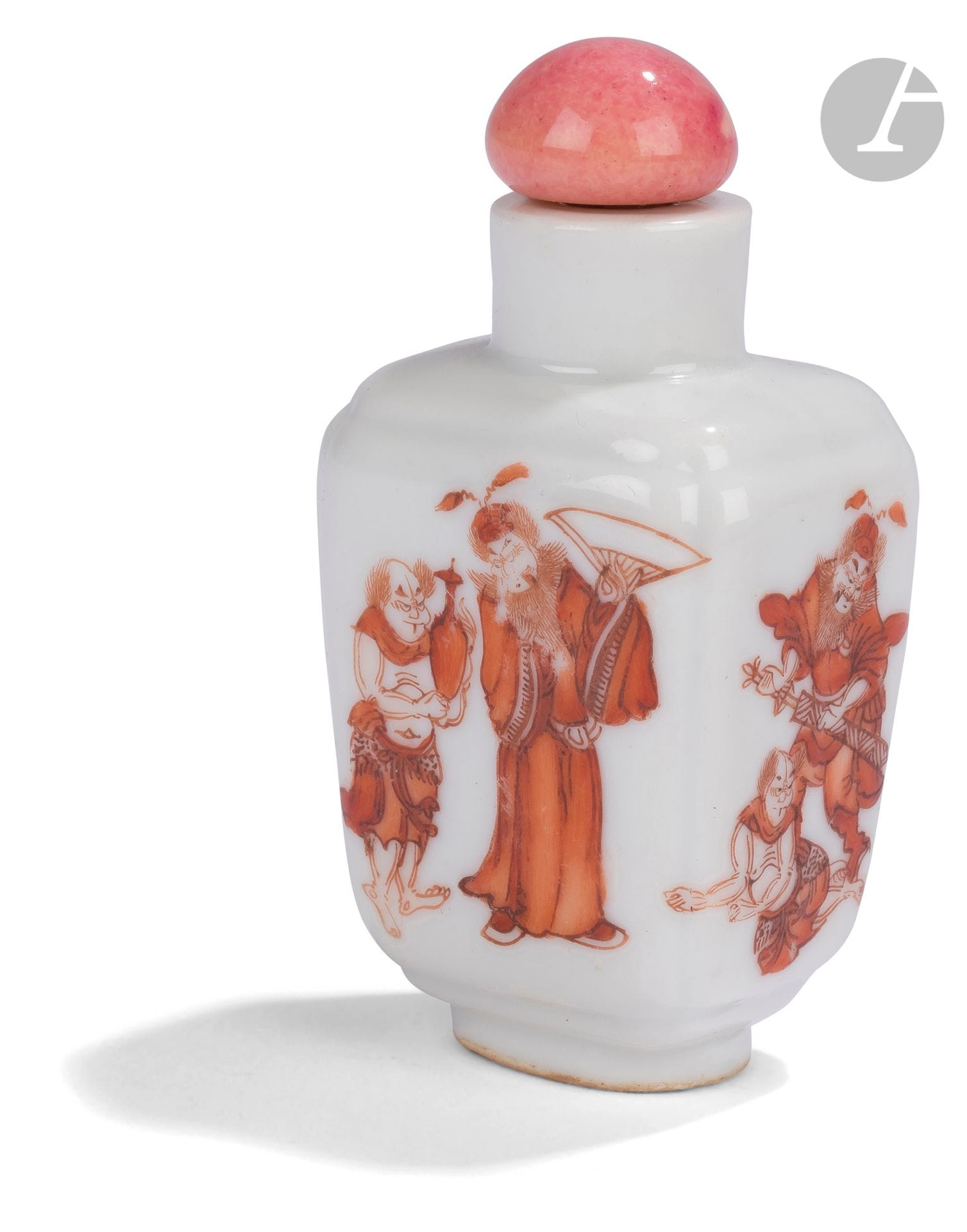 Tabatière en porcelaine à décor de Zhong Kui - 钟馗 et de petits démons, Chine, 1820-1860
De forme quadrangulaire, émaillée en rouge de fer de Zhong Kui habillé alternativement en habit officiel et en guerrier, accompagné d’un petit démon sur chaque face. Elle repose sur un pied ovale et porte une marque apocryphe Qianlong à la base.
Hauteur : 5 cm
Très petit éclat au col.

 十九世纪 1820-1860
釉上红彩钟馗打鬼图瓷鼻烟壶
款：乾隆年制