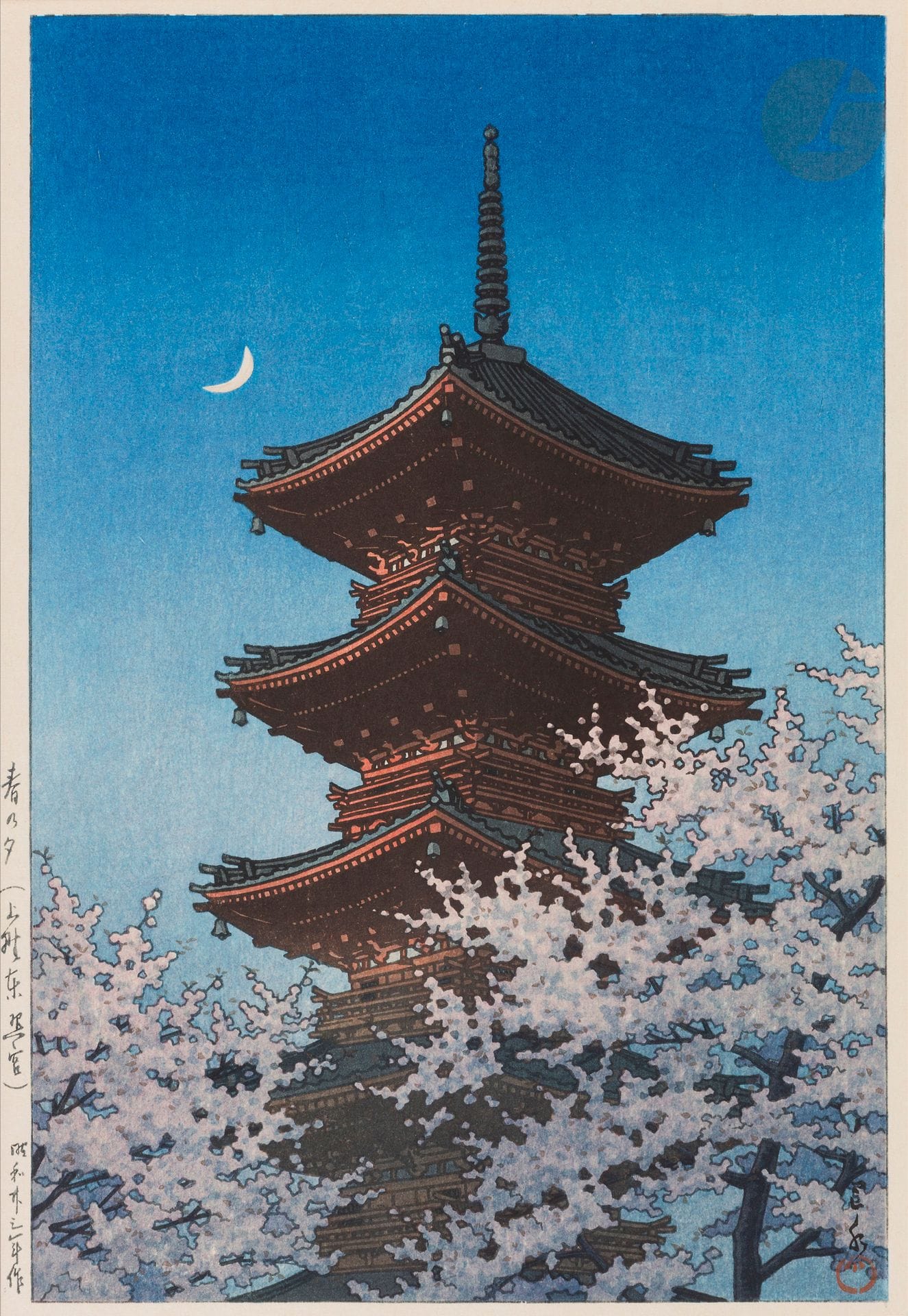 Kawase Hasui (1883-1957), Soir de printemps au sanctuaire Tôshôgu à Ueno, Haru no yû (Ueno Tôshôgû) - 春の夕（上野東照宮)
Estampe, encre et polychromie sur papier format ôban tate e représentant une pagode au clair de lune.
Titrée et datée 1948 (Shôwa 23) dans la marge gauche. Signée sur l’estampe en bas à droite avec sceau de l’artiste.
Dim. à vue : 37,8 x 25,8 cm
Collée sur un support en carton, marie-louise collée sur l’estampe, légèrement insolée.