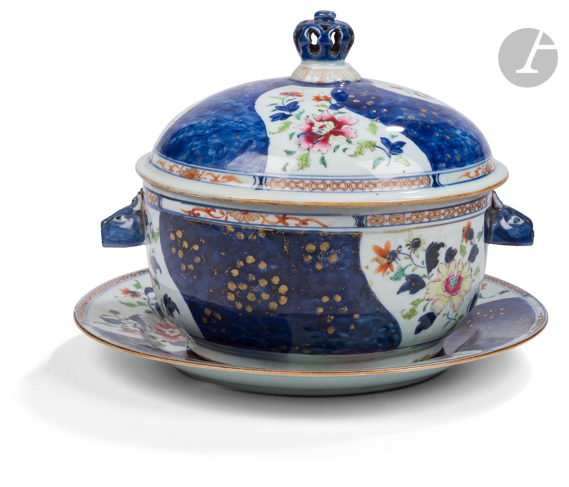 Terrine ronde couverte et son plateau en porcelaine de la famille rose, Chine, Compagnie des Indes, XVIIIe siècle
À décor de pivoines et de branches fleuries polychromes sur fond blanc alternant avec des fleurs de prunier sur un motif dit glace brisée en dorure sur un fond bleu sous couverte. Les deux prises en forme de têtes de lapin sont émaillées en bleu sous couverte. Le plateau rond reprend le même décor, une fleur en son centre. Le couvercle est surmonté d’une couronne fermée et ajourée.
Diam. plat : 31,8 cm ; largeur terrine avec anses : 29 cm
Petite égrenure, manque de dorure.

十八世纪，外销瓷
白地粉彩花卉蓝釉洒金梅花纹盖钵
