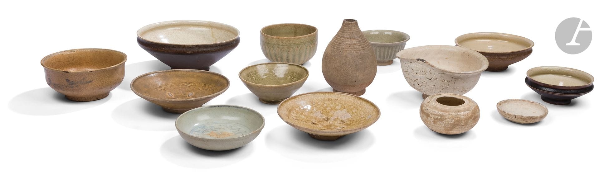 Quatorze céramiques, Asie du Sud-Est, Vietnam, Japon, XIe - XIVe siècles
- Une bouteille col coupé, XIe/XIIe siècle. - Trois bols dits bols à aumône, Vietnam, dynastie des Trần, XIIIe - XIVe siècle. Grès à couverte brune mouchetée, plus ou moins foncée imitant les céramiques « poudres de thé » chinoises, traces de pernettes. - Petite jarre globulaire aplatie, XIe - XIIe siècle. - Une coupe plate à couverte céladon craquelée très clair à l’extérieur, l’intérieur non émaillé, Vietnam, XIIe - XIVe siècle. - Un bol en biscuit rouge émaillé blanc crème craquelé probablement fours de Hagi, Japon, époque Edo. - Quatre bols et coupes (à décor moulé et couverte céladon dynastie des Lý-Trần, XIIe - XIVe siècle. - Bol à couverte beige craquelée à décor en bleu sous couverte de branchages. Trois pernettes à l’intérieur. - Petite coupe en grès émaillé blanc bleuté avec un décor dans le fond émaillé en bleu sous couverte et une partie réservée en biscuit. - Une coupe en grès émaillé à couverte céladon craquelée et décor incisé. Cinq pernettes à l’intérieur. Cette pièce est illustrée par une aquarelle et des commentaires du collectionneur.
Restaurations, manques, égrenures, fêles.

Provenance :
Ancienne collection François Barillet (1898-2003). 

On y joint un descriptif et une planche dessinée par le collectionneur.

陶瓷器十四件 东南亚,越南,日本- 圆肚窄口瓶 十一/十二世纪. - 施舍碗三只 十三-十四世纪，越南. - 扁球形小罐 十一-十二世纪. - 青釉开片浅盆 十二-十四世纪，越南. - 红胎乳白釉碎裂纹碗 江户时代，日本. - 青釉碗四只及盘一件 十二-十四世纪，越南. - 米色釉开片枝叶纹碗. - 青白色釉下蓝彩装饰陶盘. - 开片纹陶盆及收藏者水彩画图.