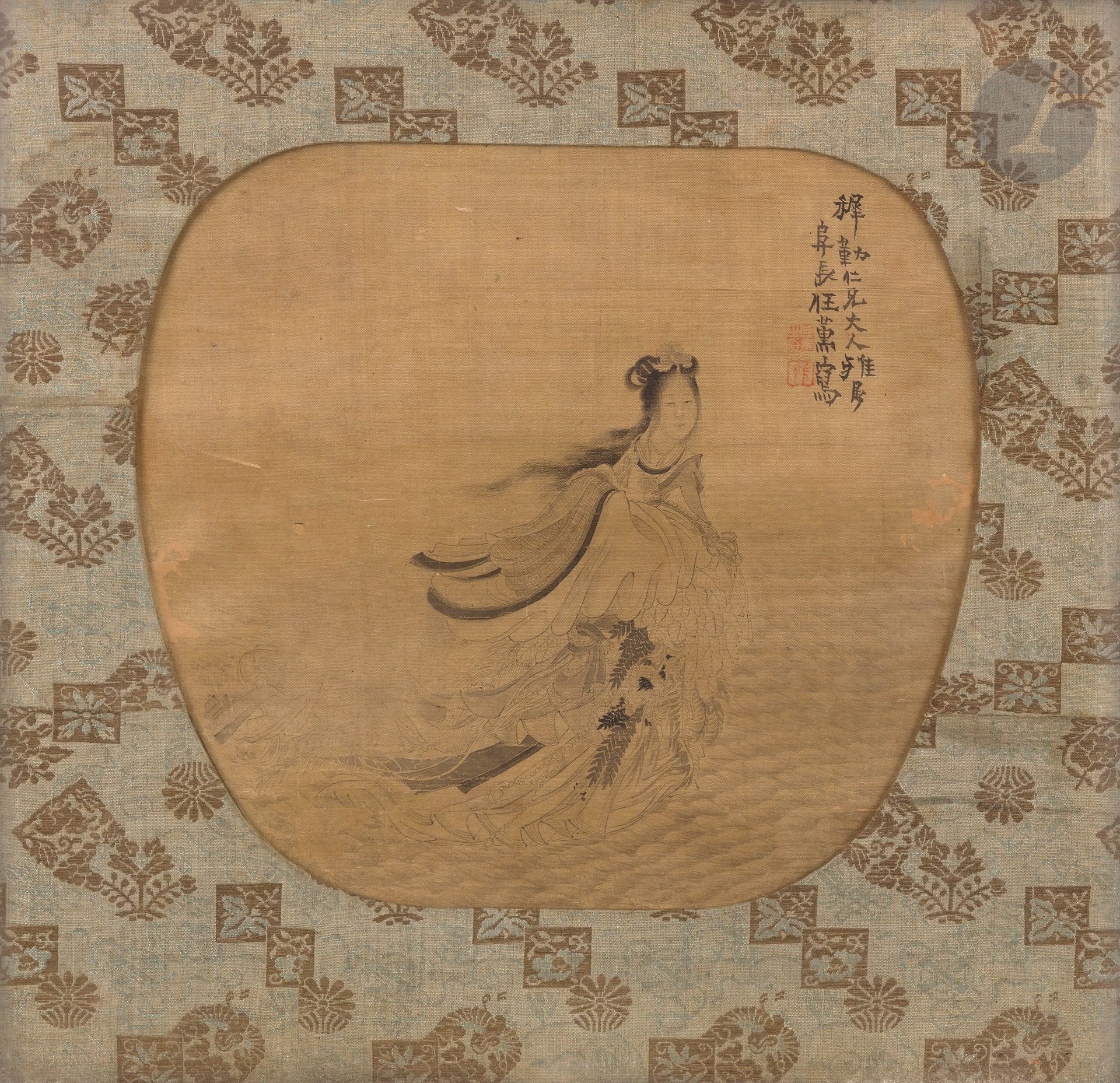 Peinture sur éventail, attribuée à Fuchang Renxun - 阜長 任薫 (1835-1893), Chine, XIXe siècle
Encre sur soie, représentant la déesse taoïste Magu - 麻姑 debout évoluant sur l’eau vêtue d’une robe flottant au vent partiellement formée par des feuilles, fleurs et petits branchages. En haut à droite l’inscription : “Adressé à mon ami aîné” - 穉勤 - Xiqin, Peint (ou écrit) par - 阜長任薫 - Fuchang - Renxun. Suivie de deux sceaux rouges
Hauteur : 23,3 cm
La marie-louise en soie probablement japonaise brodée de fleurs de kiri, chrysanthèmes stylisés et objets bouddhiques. Encadrée sous verre. Restaurations et trous.

十九世纪
水墨人物画丝绸扇面
题识：阜長任薫（1835-1893）