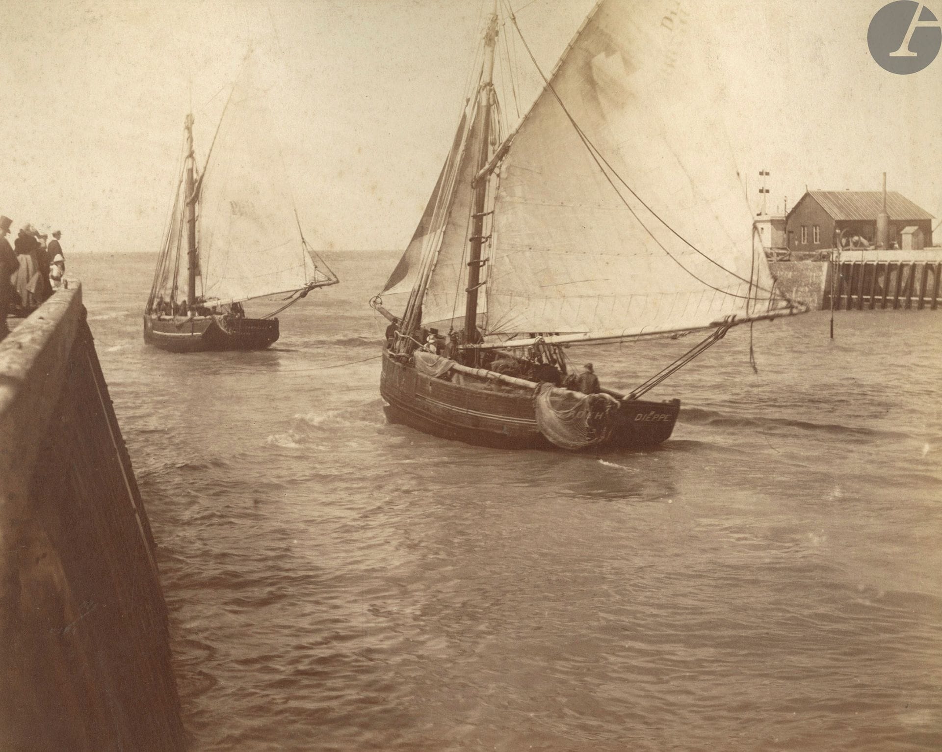 Photographe non identifié 
Port de Dieppe, c. 1880. 
Départ pour la pêche. Bateaux. 
Deux épreuves sur papier albuminé contrecollées sur carton. Légendes dans les négatifs. 
Format moyen : 23,5 x 29 cm 

Provenance : archives de l'architecte Charles Genuys.

Unidentified photographer 
Port of Dieppe, c. 1880. 
Departure for fishing. Boats. 
Two albumen prints, mounted on cardboard. Captions in the negatives. 
Average size : 23,5 x 29 cm