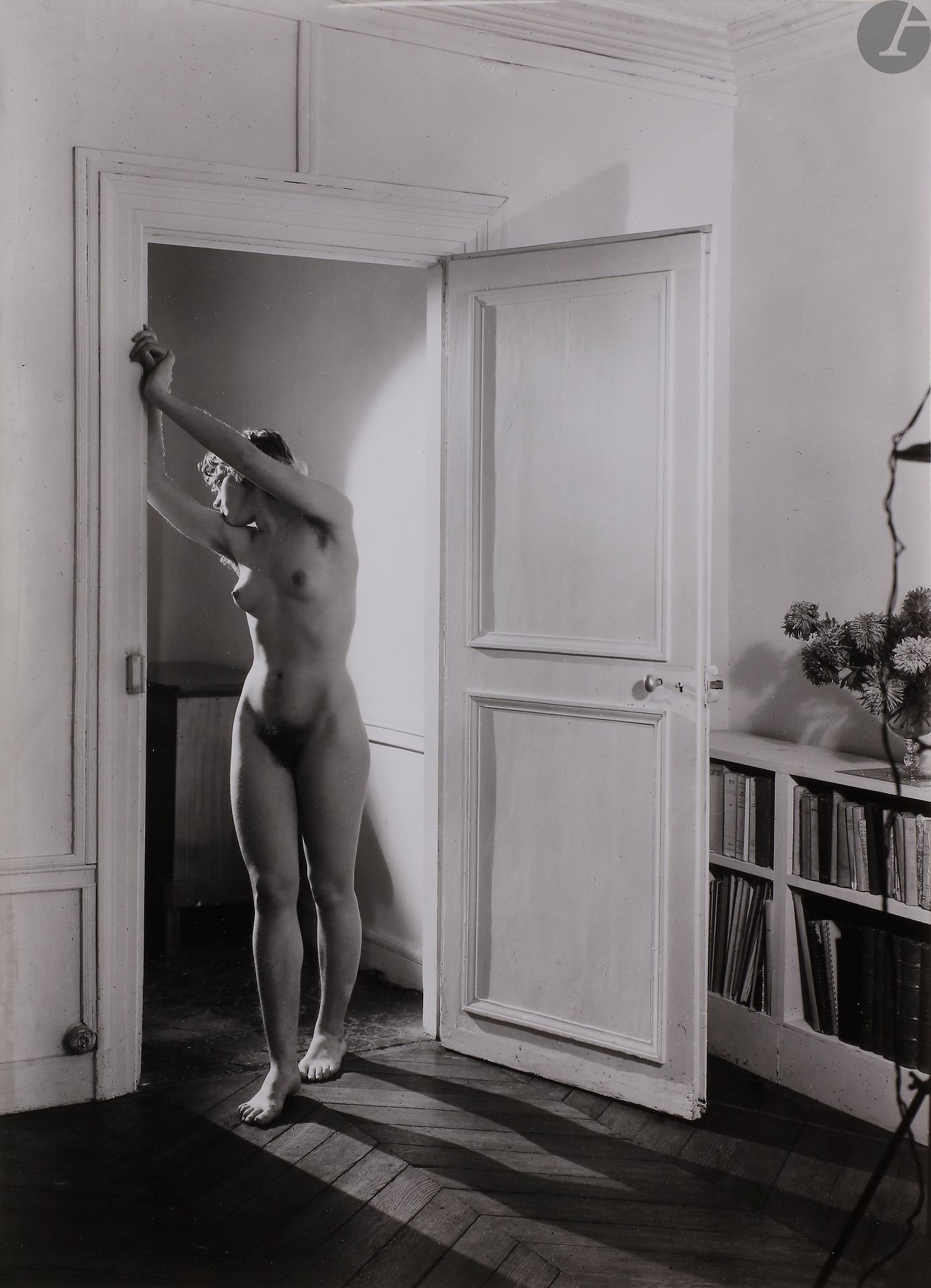 Emmanuel Sougez (1889 - 1972) 
Nu féminin, 1947.
Série Autour d'une porte, n°4. " Vision matinale ".
Épreuve argentique (c. 1960), signée au crayon au verso.
40 x 29 cm
Bibliographie :
Françoise Denoyelle et Serge Lemoine, Figures parfaites. Hommage à
Emmanuel Sougez, Musée de Grenoble, RMN, 2001, p. 63.

Emmanuel Sougez (1889-1972)
Female nude, 1947.
Series Autour d'une porte, n°4. "Vision matinale". 
Gelatin silver print (c. 1960), signed in pencil on verso. 
40 x 29 cm