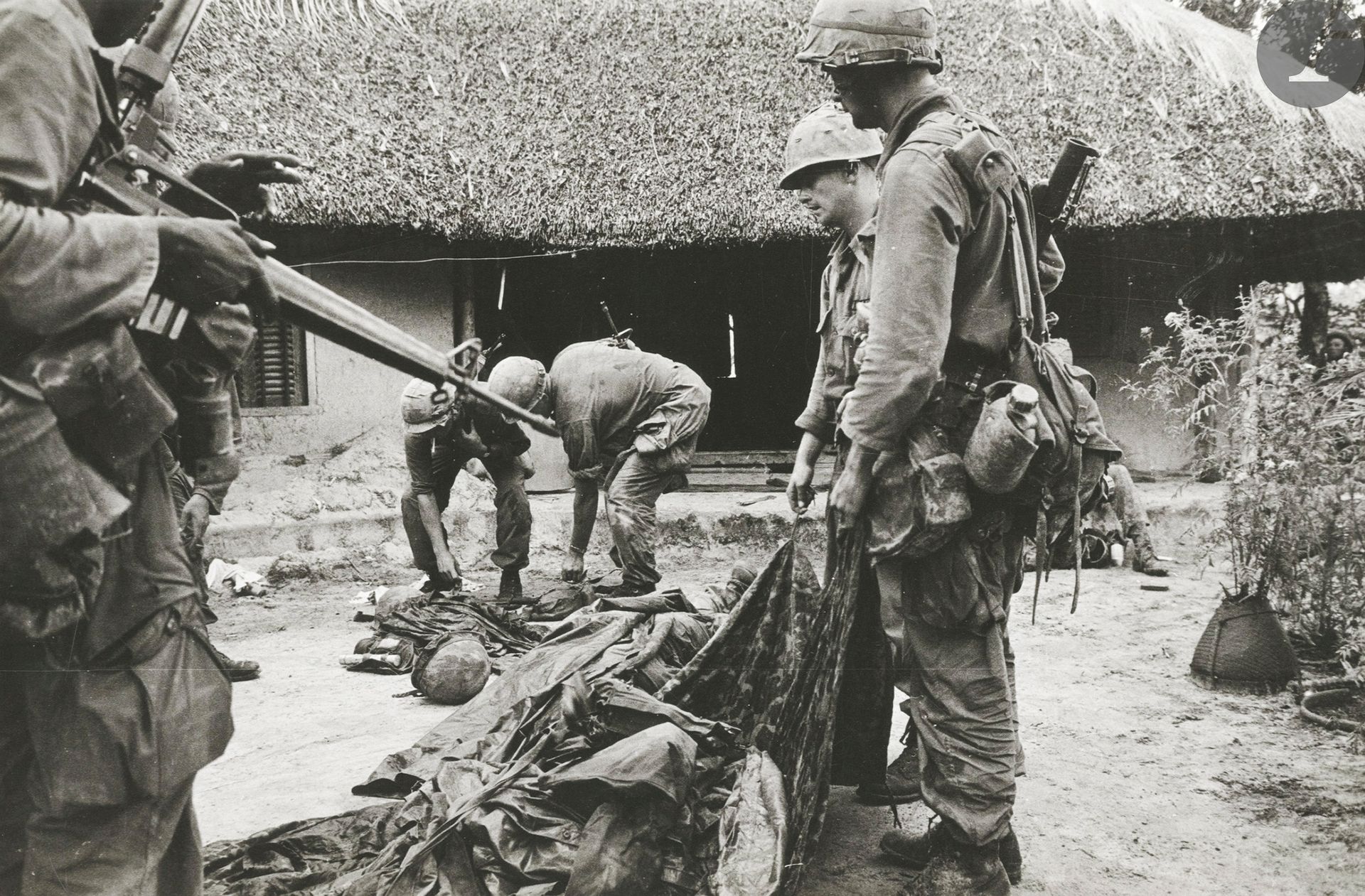 Seann Flynn (1941-1970)
Guerre du Vietnam, c. 1965-1967.
Offensives américaines. Chars. Pierres commémoratives. Tombes de soldats. Aviation américaine. Hélicoptères.  Blessés. Cadavres. Viet Congs. Camps. Repos des soldats. 
Environ 65 épreuves argentiques d'époque sur papier Agfa. Filigrane Paris-Match et dates aux versos.
Format moyen : 20 x 30 cm

Seann Flynn (1941-1970)
Vietnam War, c. 1965-1967.
American offensives. Tanks. Commemorative stones. Graves of soldiers. American air force. Helicopters.  Wounded. Dead bodies. Viet Congs. Camps. Soldiers' rest. 
Approximately 65 vintage gelatin silver prints on Agfa paper. Paris-Match watermark and dates on versos.
Average size : 20 x 30 cm
