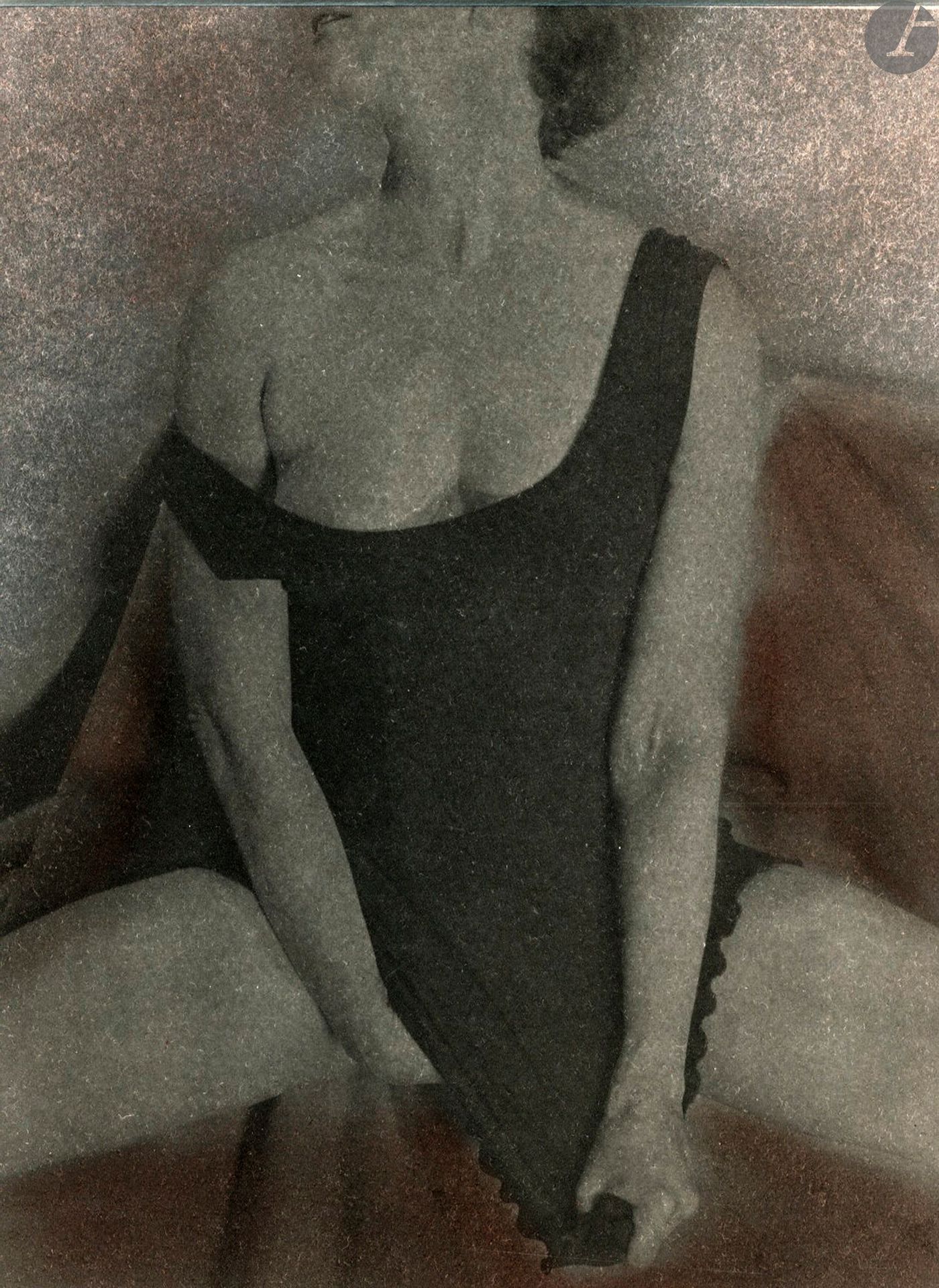 Claude Fauville (1940) 
Nu féminin, 1990. 
Épreuve au platine, signée et numérotée à 1 exemplaire dans la marge inférieure, rehaussées au pastel gras. Montée sous passe partout. 
19 x 14,5 cm 

Claude Fauville (1940) 
Female Nude, 1990. 
Platinum print, signed and numbered in the lower margin, enhanced with pastel. Edition of 1 (unique work). 
19 x 14,5 cm