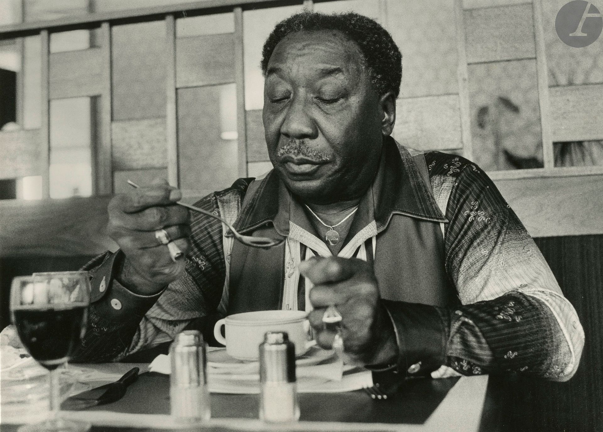 Erik Lindahl (1952)
Blue shots. Muddy Waters, Bel Air Hotel, Haag, 1980. 
Épreuve argentique (c. 1990). Titre, date et signature du photographe au crayon au verso.
Image : 25,5 x 32 cm
Feuille : 30,3 x 37,3 cm

Bibliographie :
"The photos of Erik Lindahl " in Living Blues, vol. 30, n°146.

Erik Lindahl (1952)
Blue shots. Muddy Waters, Bel Air Hotel, Haag, 1980. 
Gelatin silver print (c. 1990). Title, date and photographer's signature in pencil on verso.
Image : 25,5 x 32 cm
Paper : 30,3 x 37,3 cm
