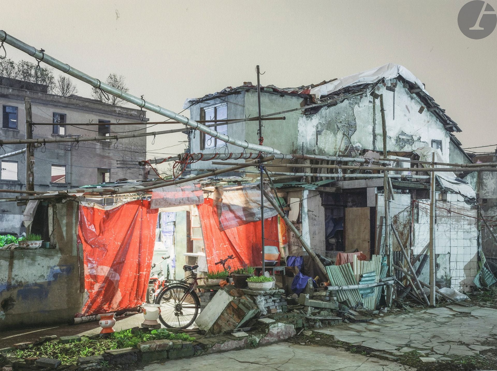 Peter Bialobrzeski (1961) 
Nail Houses #34, Shanghai, 2013. 
Épreuve pigmentaire, signée, titrée et numérotée à 20 exemplaires à l'encre au verso. 
Image : 21,7 x 29 cm 
Feuille : 23 x 30,4 cm 

Peter Bialobrzeski (1961) 
Nail Houses #34, Shanghai, 2013. 
Pigment print, signed, titled and numbered in ink on verso. Edition of 20.
Image: 21.7 x 29 cm 
Paper : 23 x 30,4 cm