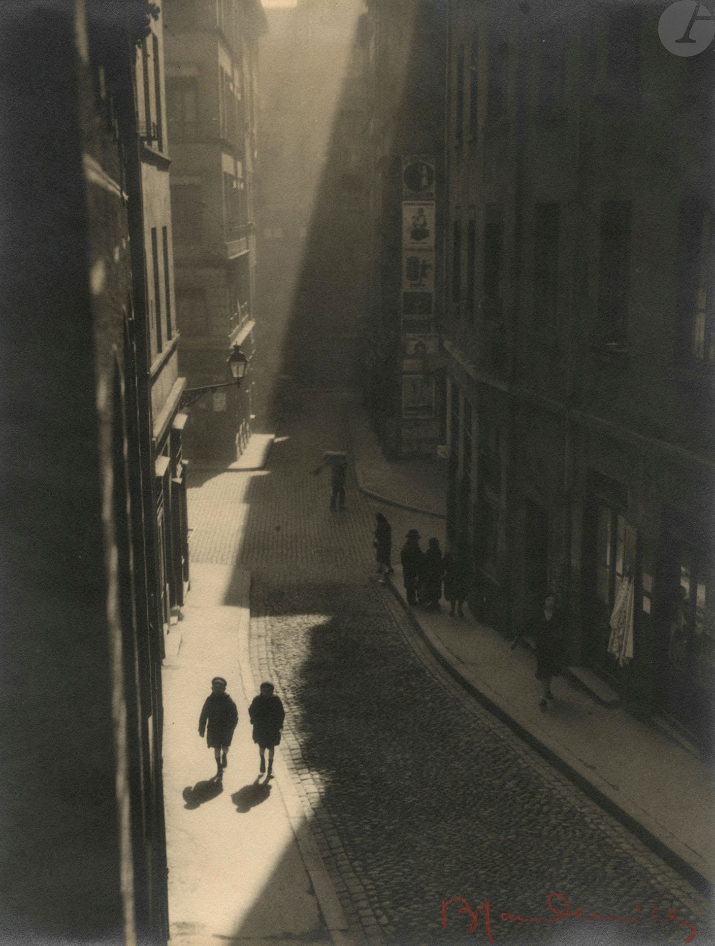 Théodore Blanc (1898-1985) - Antoine Demilly (1894-1964) 
Vieux Lyon, c. 1940. 
Épreuve argentique d'époque, signée au crayon rouge dans la partie inférieure à droite. 
29 x 22,5 cm 

Théodore Blanc (1898-1985) - Antoine Demilly (1894-1964) 
Old Lyon, c. 1940. 
Vintage gelatin silver print, signed in red pencil in the lower right corner. 
29 x 22.5 cm