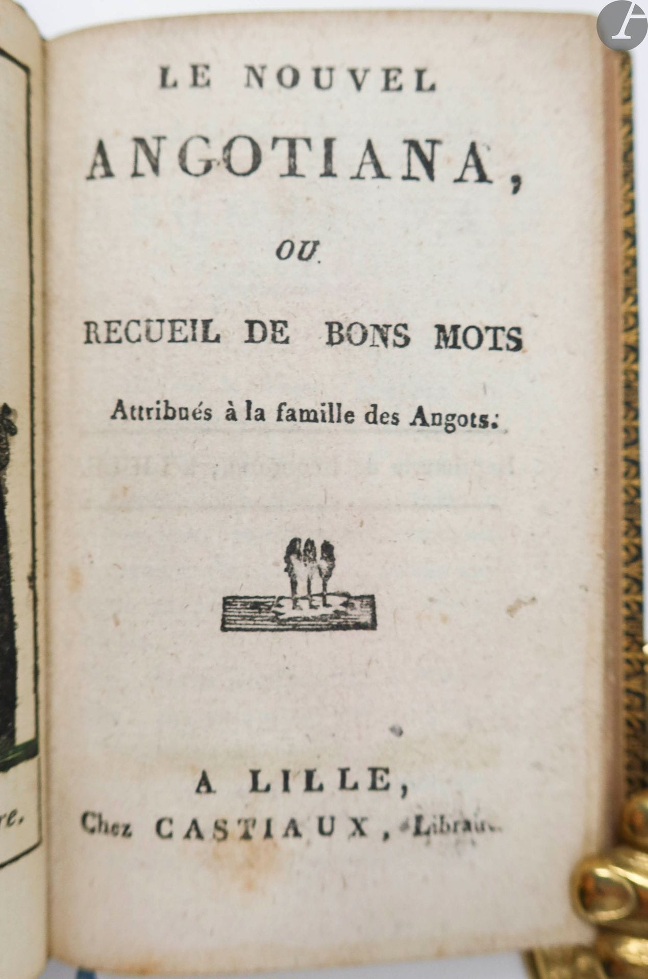 [ANA].
Le Nouvel Angotiana, ou recueil de bons mots Attribués à la famille des Angots.
Lille : Castiaux (imprimerie de Blocquel), [vers 1811]. — In-24, maroquin bleu foncé, triple filet doré en encadrement sur les plats, dos à nerfs orné, dentelle dorée intérieure, tranches dorées (reliure de la second moitié du XIXe siècle).

Édition populaire rare parue vers 1811.
Elle fait partie de la collection des « Ana », désignant des recueils de littérature légère, destinés au plus grand nombre, sans prétention littéraire mais amusants et divertissants.

Le présent texte est attribué à l'homme de lettres Armand Henri Ragueneau de La Chainaye (1777-185.).

Cette édition lilloise est illustrée d'un frontispice représentant une vieille femme, avec cette légende : « J'sis Mame Angot peut-être. » Des exemplaires de cette édition comprennent un frontispice différent.

Bel exemplaire en plein maroquin, condition rare pour ce genre de titre. Le frontispice est en couleurs et l'on trouve une épreuve en noir de la même gravure, imprimée sur papier rose collé à l'une des gardes blanches. La figure est surmontée de la mention « Angotiana ». Il s'agit vraisemblablement d'un morceau de la couverture d'origine.

Manque le faux titre comprenant au verso la liste des Ana vendus chez Castiaux.
Provenance : Victor Luzarche ? (vente mars 1868, n° 3516).