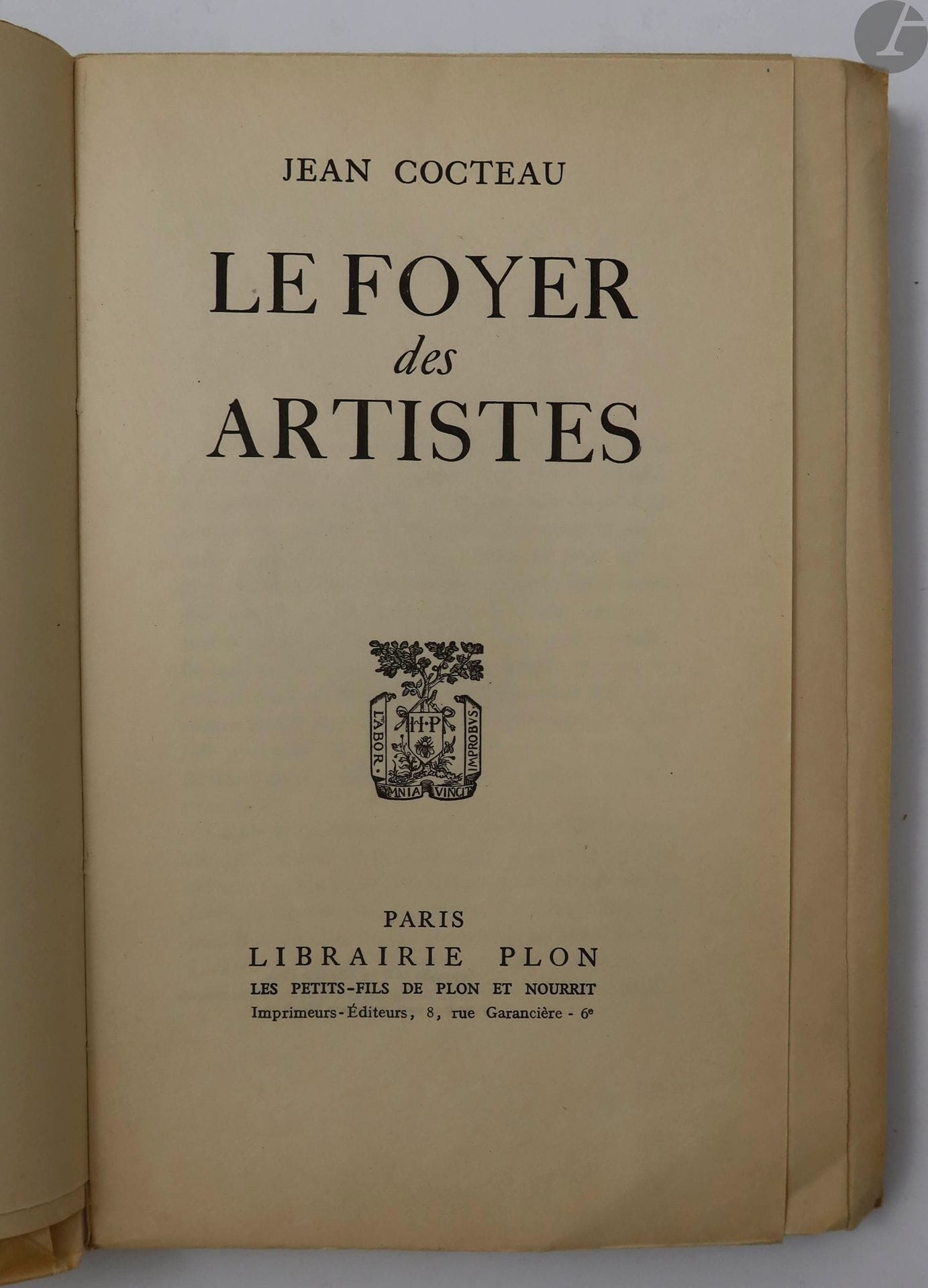 
*COCTEAU (Jean).



Le Foyer des artistes.



Paris : Librairie Plon, [1947]. — In-8, broché, couverture rempliée.





Édition originale.





UN DES 16 PREMIERS EXEMPLAIRES SUR PAPIER DES MANUFACTURES IMPÉRIALES DU JAPON.





Déchirure à une charnière, sinon exemplaire très bien conservé, en grande partie non coupé.





ATTENTION : 
ce lot est soumis à 5,5 % de frais additionnels au titre de la taxe à l’importation temporaire.
