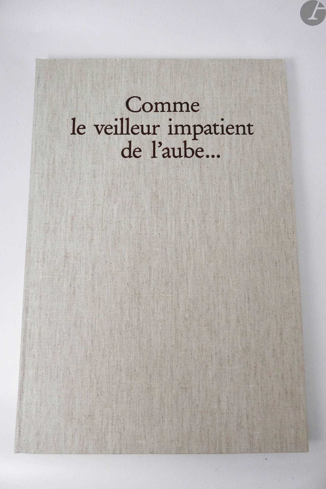 
*MARGERIE (Antoine de).



Comme le veilleur impatient de l'aube…



S.l. : [imprimerie E. Ruckstuhl à Lausanne, 1987]. — Grand in-folio, cartonnage d'édition en toile grise, titre imprimé sur le premier plat, non rogné, étui.





Édition très rare de ce recueil de vingt gravures originales en taille-douce à pleine page du peintre Antoine de MARGERIE (1941-2005), illustrant chacune un texte ancien ou moderne choisi par Jacques Bemberg. 





Tirage strictement limité à 50 exemplaires hors commerce sur papier vélin Johannot, numérotés et signés par l'artiste à la justification.





Exemplaire très bien conservé.





ATTENTION : 
ce lot est soumis à 5,5 % de frais additionnels au titre de la taxe à l’importation temporaire.