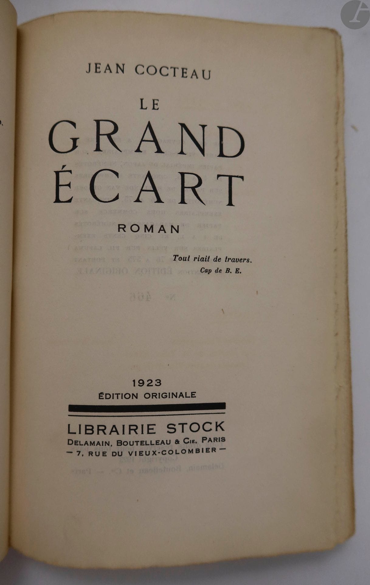 
*COCTEAU (Jean).



Le Grand écart.  Roman.



Paris : Librairie Stock, Delamain, Boutelleau & Cie, 1923. — In-12, broché.





Édition originale.



Un des 500 exemplaires sur vélin pur fil Lafuma.



Dos légèrement éclairci.





On joint, du même auteur :



- LE GRAND ÉCART. Roman illustré par l'auteur de vingt-deux dessins dont onze en couleurs. Paris : Librairie Stock, Delamain & Boutelleau, [1926]. — Grand in-8, broché, couverture rempliée.



Première édition illustrée.



Un des 449 exemplaires sur vélin pur fil Lafuma, très bien conservé et en grande partie non coupé, bien complet des serpentes légendées en rouge.





ATTENTION : 
ce lot est soumis à 5,5 % de frais additionnels au titre de la taxe à l’importation temporaire.