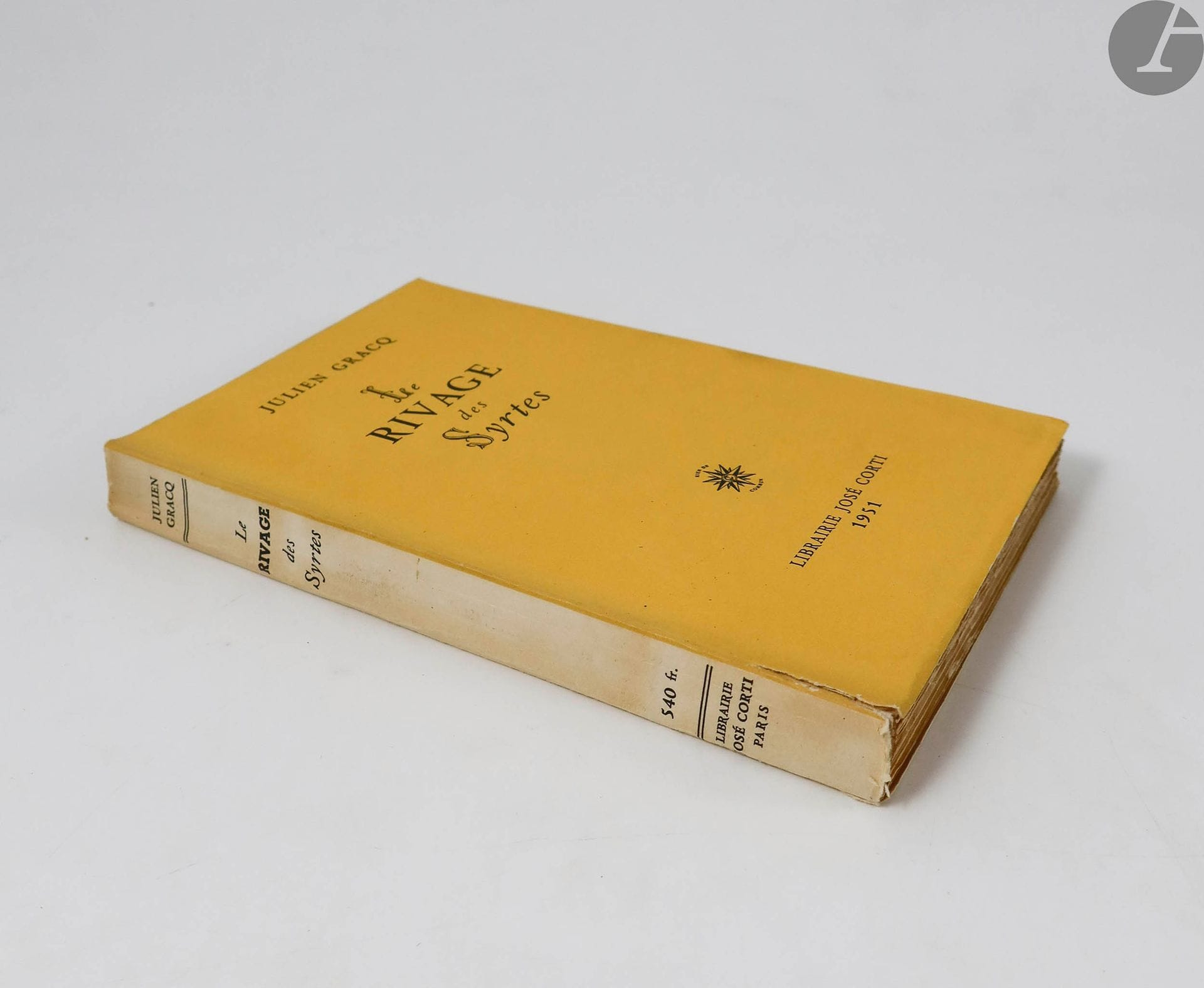 GRACQ (Julien).
Le Rivage des Syrtes.
Paris : José Corti, 1951. — In-8, broché.

Édition originale de l'un des grands romans du XXe siècle, primé au Goncourt l'année de sa sortie, prix que l'auteur refusa. Il s'agit non seulement de l'œuvre la plus connue de l'auteur mais également de son œuvre majeure dans le domaine de la fiction.

Exemplaire sur papier d'édition, très bien conservé malgré une déchirure de 3 centimètres à une charnière. Le titre et la quatrième de couverture portent la mention « 3e mille ». Joints deux coupures de presse.