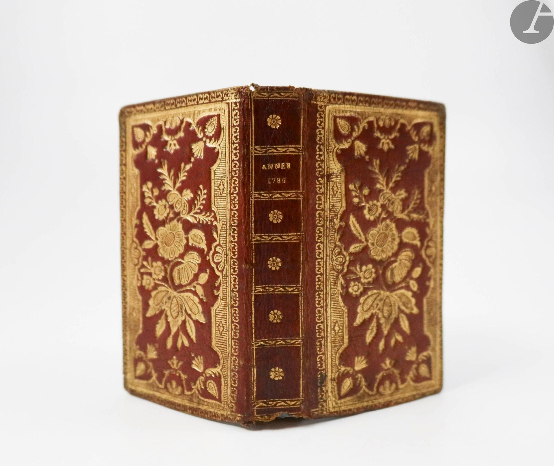 [ALMANACH].
Almanach royal, année M. DCC. LXXXV. Paris d'Houry, [1785].
[Suivi de] : Calendrier de la cour, tiré des éphémérides, pour l'année Mil sept cent quatre-vingt-cinq. Paris : Veuve Hérissant, 1785.
[et de] : Étrennes mignonnes curieuses et utiles, pour l'année Mil sept cent-quatre-vingt-cinq. 
Paris : N. Crapart, C. J. C. Durand, 1785. — 3 ouvrages en un volume in-24, maroquin rouge, plaque à motifs azurés en encadrement et composition florale au centre sur les plats, dos lisse orné, doublures et gardes de tabis bleu, tranches dorées (reliure de l'époque).

Intéressante réunion de 3 almanachs pour 1785, dans une ravissante reliure à plaques de l'époque.
L'exemplaire des « Étrennes » est bien complet de ses deux cartes. Le recueil se termine par 24 pages proposant un tableau destiné à indiquer les gains et les pertes pour chaque jour de l'année.

Manque à la coiffe inférieure, coins émoussés. Quelques rousseurs et de rares trace de mouillures.