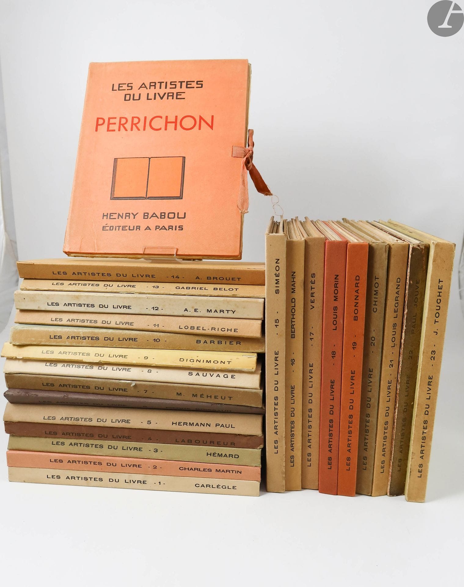 [REVIEW - BIBLIOGRAPHY].
Les Artistes du livre.
Paris : Henry Babou, 1928-1933. - 24 volumes in-4, in sheets, filled covers, under publisher's laced cardboard folders.

Complete collection of this magazine which each number is dedicated to an illustrator artist, and contains a study, a preface letter in facsimile of the author's handwriting, a portrait, a bibliography as well as several hors-texts.

The artists thus presented are : Carlègle, Charles Martin, Hémard, Laboureur, Hermann Paul, Brissaud, Méheut, Sauvage, Dignimont, Perrichon, Barbier, Lobel-Riche, Marty, Belot, Brouet, Siméon, Berthold-Mahn, Vertès, Louis Morin, Bonnard, Chimot, Legrand, Paul Jouve and Touchet.

ONE OF THE 50 FIRST COPIES ON JAPON PAPER.

This edition contains several additions :
N° 1 : a reproduction of an unpublished drawing by Carlègle
.

N° 2 : an original woodcut by Charles Martin.
N° 3 : a reproduction of a watercolor by Joseph Hémard.
N° 4 : an original engraving by Jean-Émile Laboureur.
N° 5 : a reproduction of a watercolor of Hermann Paul.
N° 6 : an original aquatint by Pierre Brissaud.
N° 7 : a reproduction of an original drawing by Mathurin Méheut (marked " original drawing " in the justification).
N° 8 : an original etching by Sylvain Sauvage.
N° 9 : a reproduction of an original drawing by Dignimont.
N° 10 : an original etching by Barbier. No. 1, EXCEPTIONALLY ENRICHED WITH THE ORIGINAL DRAWING SIGNED BY CHARLES MARTIN OF THE PORTRAIT OF BARBIER, a second state of the engraving, and a beautiful autograph letter signed by Henri de Régnier, addressed to George Barbier on February 6, 1929 accompanying an autograph poem of 3 pages in-12.

N° 12 : an original engraving of André-E. Marty.
N° 13 : a reproduction of a watercolor of Gabriel Belot.
N° 14 : an original etching by Auguste Brouet.
N° 15 : an engraving by Siméon (obviously mentioned by mistake as an "unpublished drawing" in the justification).
N° 16 : a reproduction of a watercolor by Berthold Mahn (indicated as "original watercolor" in the justification).
N° 17 : an unpublished drypoint by Vertès.
N° 18 : a reproduction of an unpublished drawing by Louis Morin.
N° 19 : a reproduction of an unpublished drawing by Pierre Bonnard.
N° 20 : an unpublished engraving by Édouard Chimot.
N° 21 : a reproduction of an unpublished drawing by Louis Legrand.
N° 22 : a reproduction of an unpublished drawing by Paul Jouve.
N° 23 : a reproduction of an unpublished drawing by Jacques Touchet.
N° 24 : a reproduction of an unpublished drawing by J.-L. Perrichon. 

Some defects, soiling and stains to the folders.



































