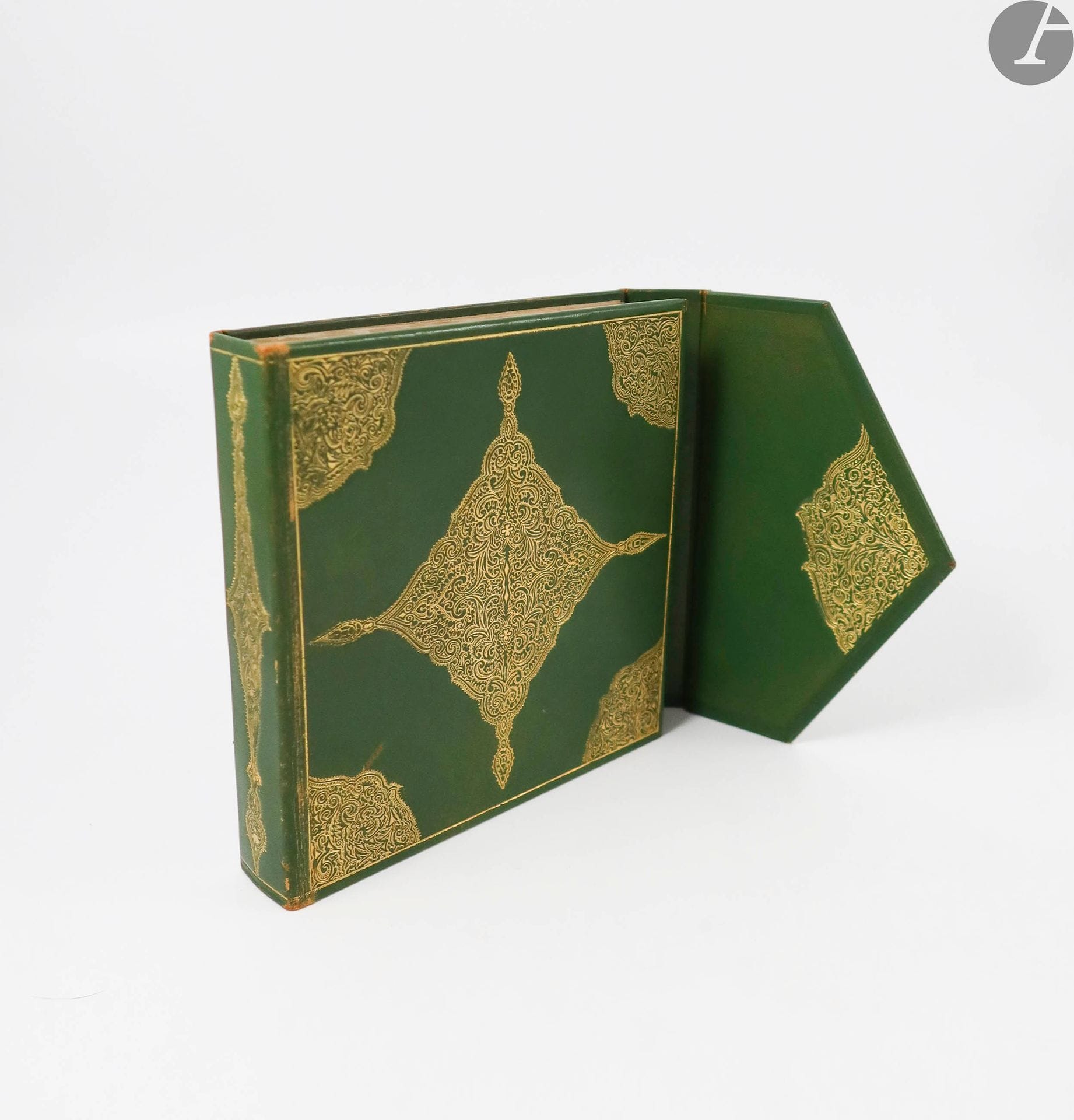 LYDIS (Mariette).
Le Coran.
Paris : Société du livre d'art ancien et moderne, [1927]. — In-12 carré, basane verte à rabat, ornée de fers dorés orientaux, tête dorée (reliure de l'éditeur).

Jolie édition tirée à 100 exemplaires numérotés, réunissant 40 miniatures en couleurs de Mariette LYDIS, reproduites en couleurs et contrecollées à pleine page sous passe-partout. Elles illustrent chacune un verset du coran imprimé en regard.

Contrairement à ce qui est indiqué dans la justification, aucun exemplaire ne semble avoir été signé par l'artiste.

Quelques frottements d'usage. Sans l'étui.