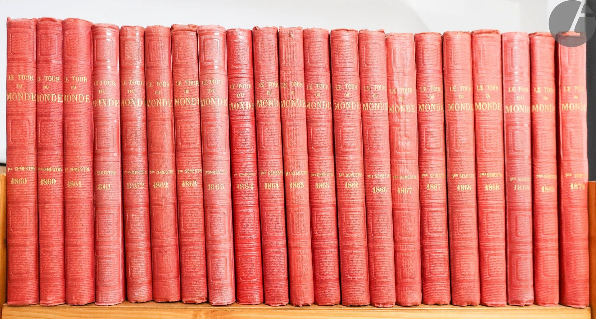
*CHARTON (Édouard).



Le Tour du monde. Nouveau journal des voyages.



Paris, Londres, Leipzig : Librairie de L. Hachette et Cie, 1860-1894. — 68 volumes in-4, percaline rouge de l'éditeur.





Collection complète de la première série de cet hebdomadaire célèbre publié sous la direction d'Édouard Charton.





Cette première série parut de janvier 1860 à décembre 1894. La seconde, commencée en janvier 1895, paraîtra jusqu'en 1914 ; elle aura pour titre « Le Tour du monde, journal des voyages et des voyageurs ». L'ensemble est illustré de très nombreuses gravures dans le texte et à pleine page ainsi que plusieurs cartes et plans. Parmi les artistes figurent Grandsire, Français, Daubigny, Janet-Lange, Riou et Gustave Doré.





Très bel exemplaire en cartonnage de l'éditeur.





Dos légèrement passés, défauts à quelques coiffes. Accrocs au dos du volume du second semestre de 1873. Rousseurs éparses.





- Joint les deux premiers volumes de la nouvelle série (1895), en percaline de l'éditeur, et les deux volumes de l'année 1908 en demi-chagrin grenat moderne. Ces deux volumes sont enrichis des 52 livraisons de 1908 du journal « A travers le monde ».



ATTENTION : 
ce lot est soumis à 5,5 % de frais additionnels au titre de la taxe à l’importation temporaire.