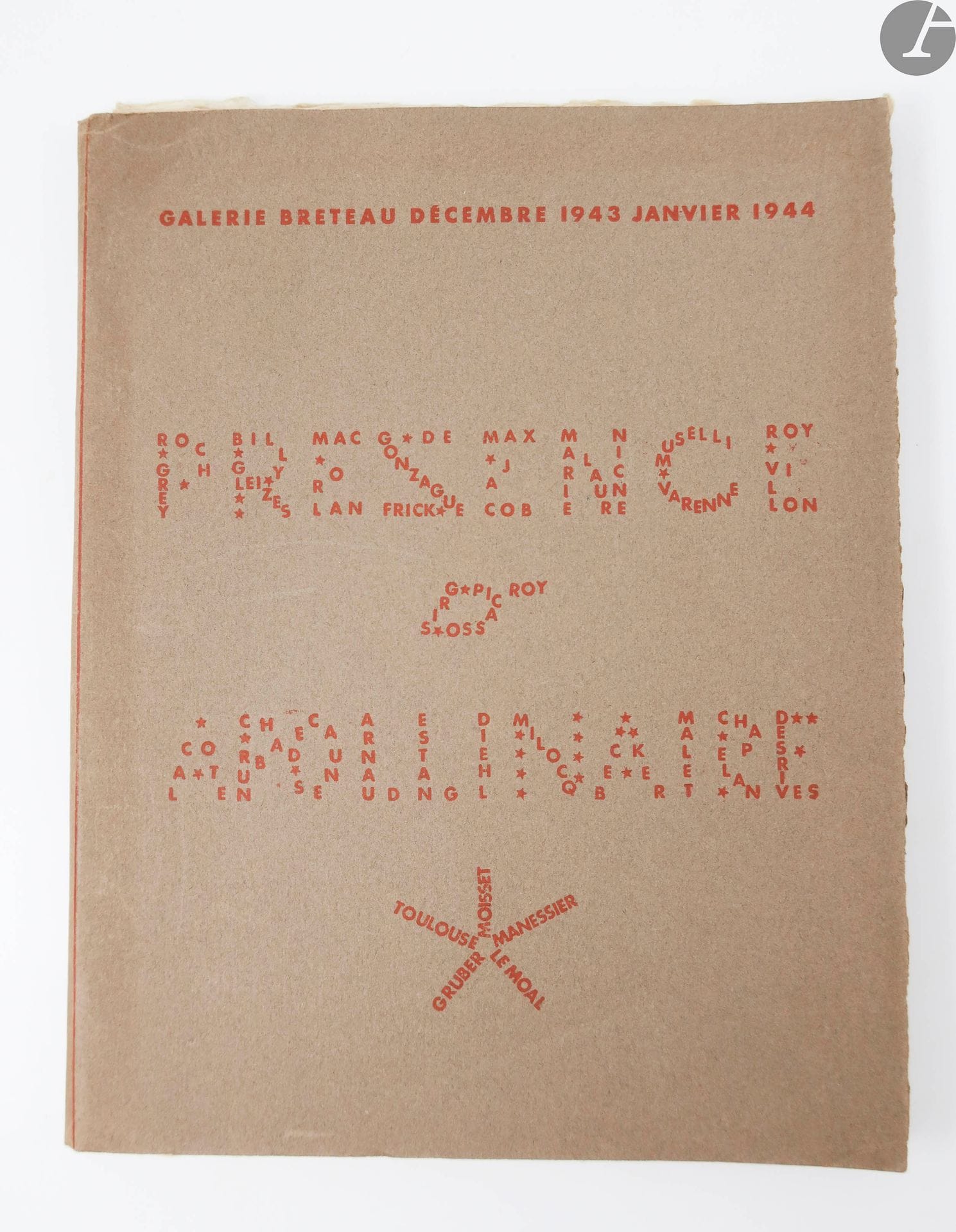 [APOLLINAIRE (Guillaume)] GALERIE BRETEAU.
Présence d’Apollinaire.
Paris : Galerie Breteau, 1943. — In-4, en feuilles, couverture rempliée.

Publication faite à l’occasion de l’exposition en hommage à Apollinaire, organisée par Gaston Diehl à la galerie René Breteau à Paris du 22 décembre 1943 au 31 janvier 1944.

L’ouvrage réunit une suite de textes, souvenirs et hommages en majorité inédits, de personnalités, écrivains ou artistes, qui pour la plupart ont côtoyé Apollinaire : René Lacôte, Roch Grey (Hélène Oettingen), André Billy, Louis de Gonzague Frick, Pierre Mac Orlan, Max Jacob, Vincent Muselli, Pierre Varenne, Marie Laurencin, Albert Gleizes, Pierre Roy, Jacques Villon, etc.

L’édition comprend 3 reproductions hors texte d’oeuvres de Juan Gris, Pablo Picasso et Gruber, ainsi que 5 gravures sur bois à pleine page de Roger Toulouse, Pierre Roy, Le Moal, Manessier et A. Moisset.
Impression sur papier chiffon.
Exemplaire complet des deux feuillets de catalogue et enrichi de l'invitation au vernissage, imprimée sur papier chiffon.

Exemplaire parfaitement conservé.